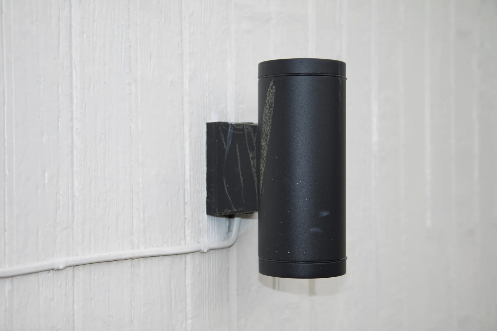 Applique extérieure connectée sur façade de maison — éclairage LED intelligent