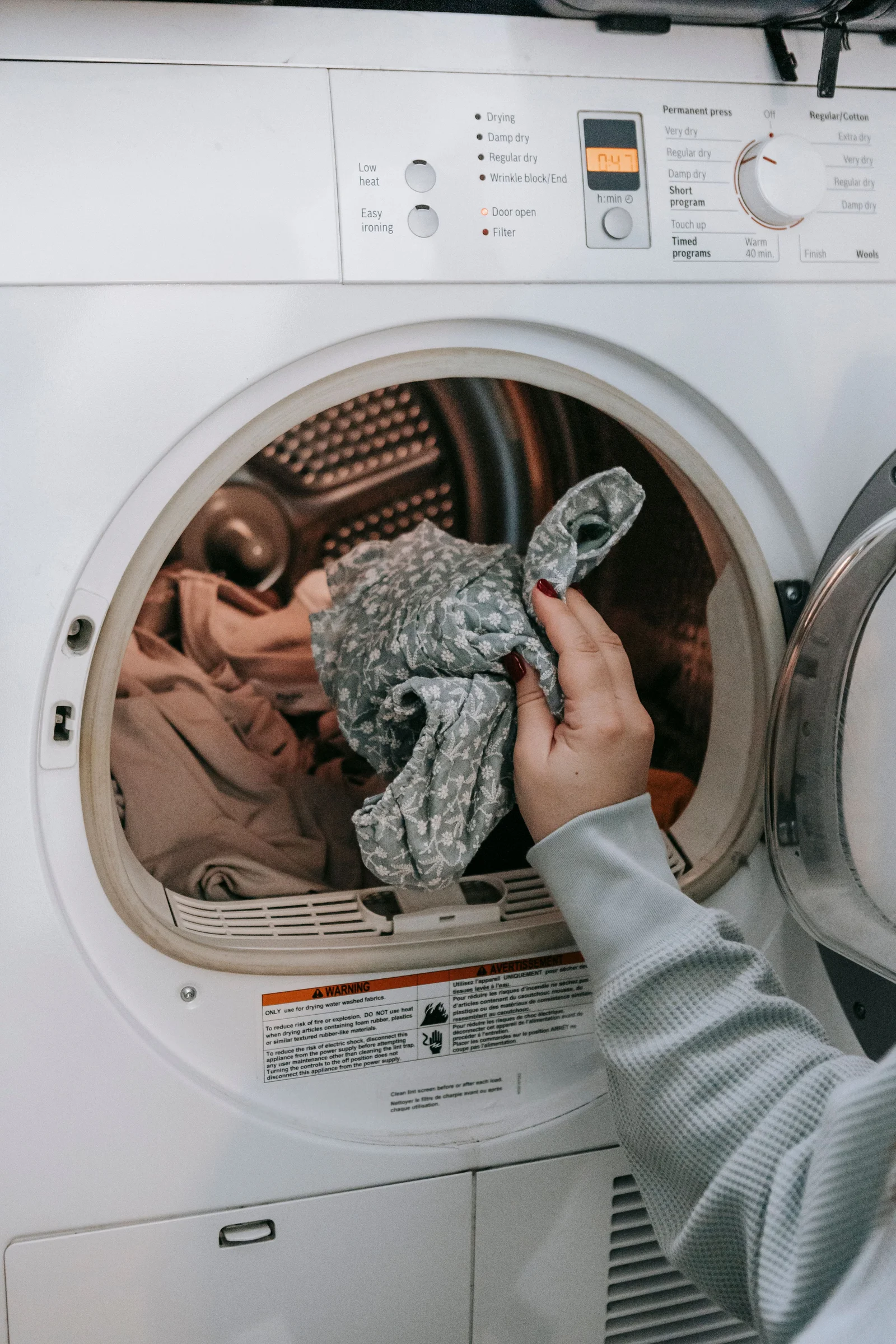 Chargement du linge dans un lave-linge connecté moderne