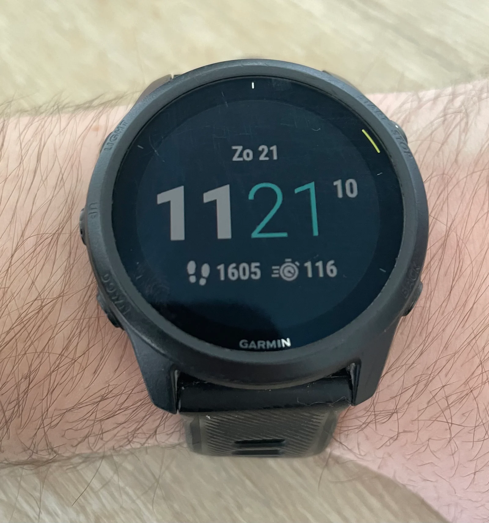 Montre connectée portée au poignet pour le suivi du sommeil et de l'activité physique