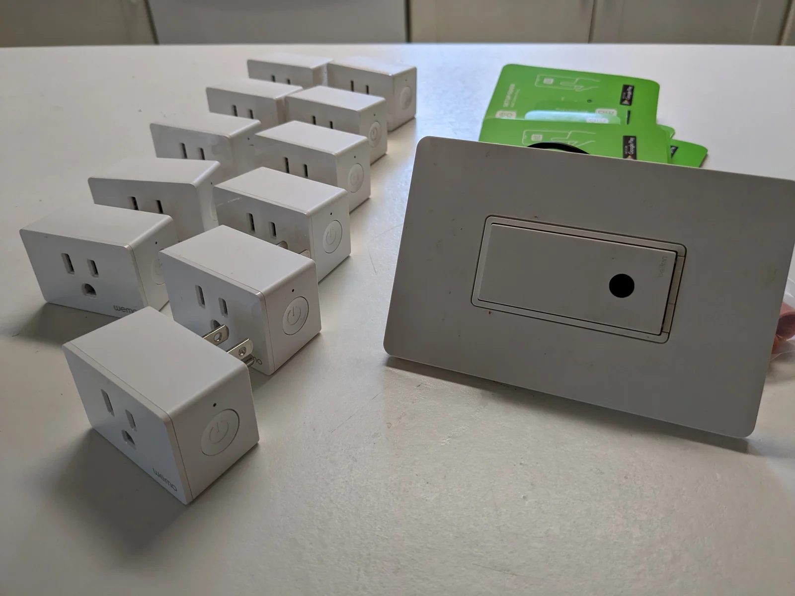 Ensemble de prises et interrupteurs connectés de marque Wemo posés côte à côte