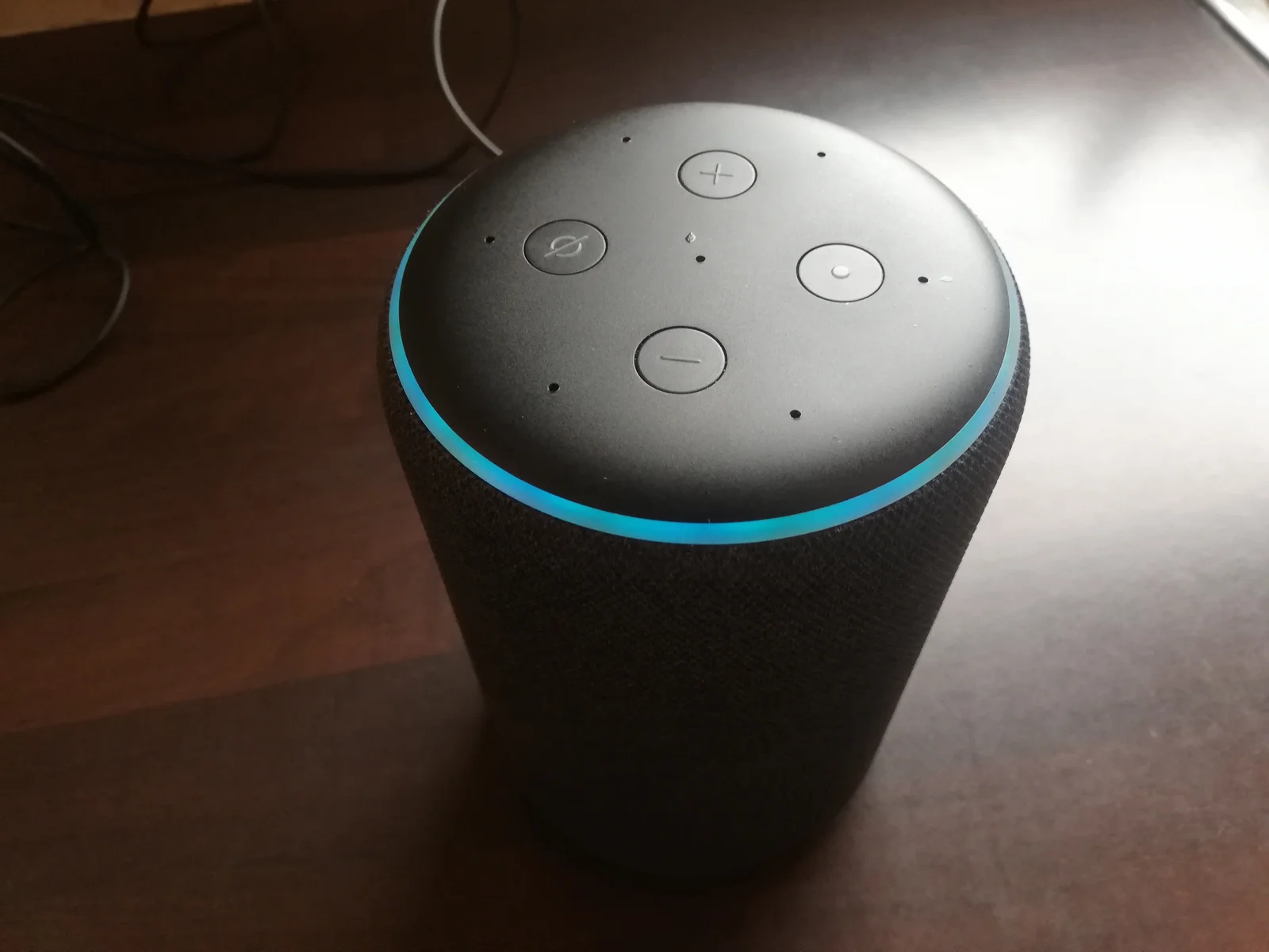Enceinte connectée Amazon Echo avec anneau lumineux bleu allumé
