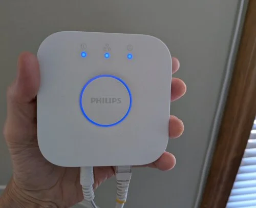 Passerelle domotique blanche vue de dessous, illustrant les ports de connexion d'un hub compatible Zigbee et Matter