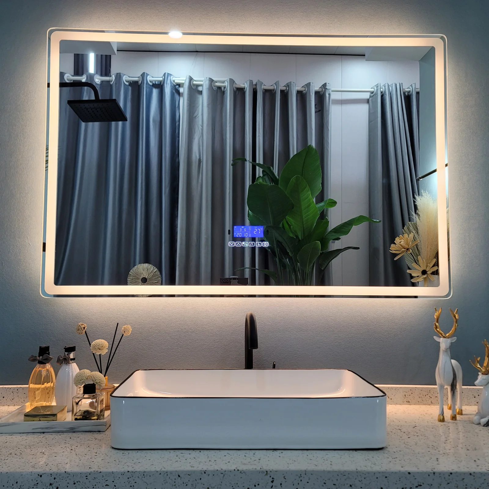 Gros plan sur un miroir de salle de bain avec éclairage LED tricolore et fonction grossissante
