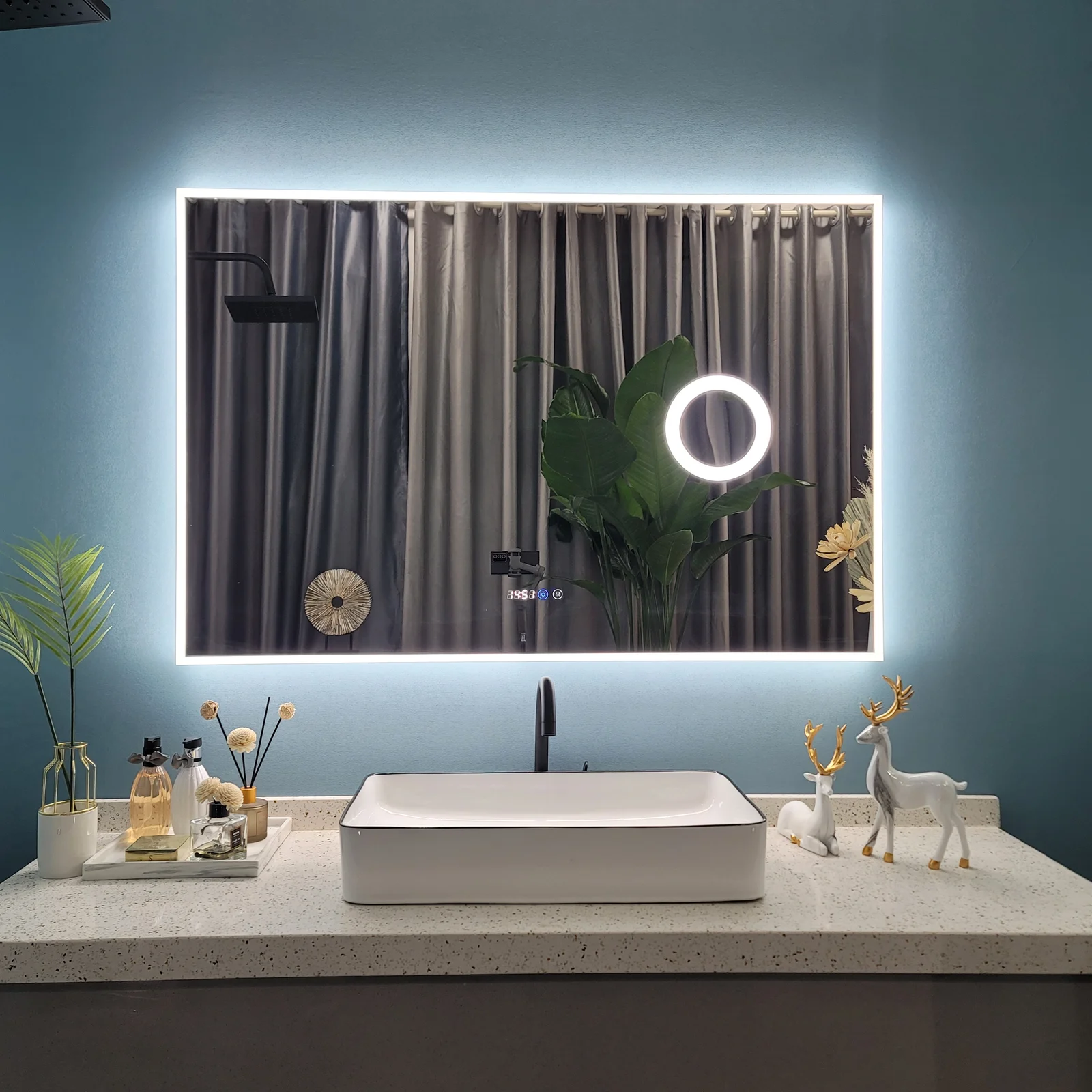 Miroir connecté avec grossissement et éclairage LED coloré pour la routine matinale