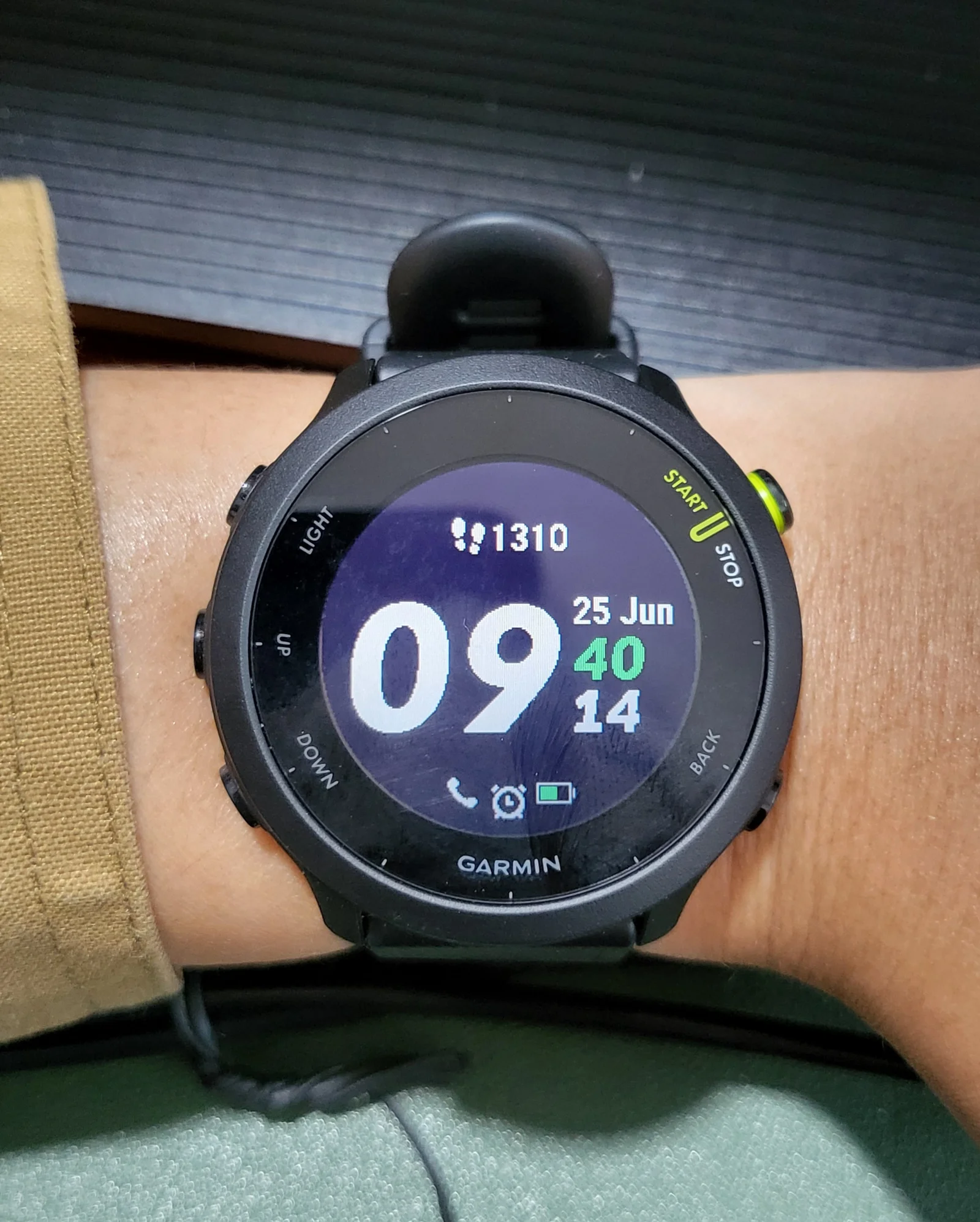 Montre connectée de sport affichant des données de suivi au poignet
