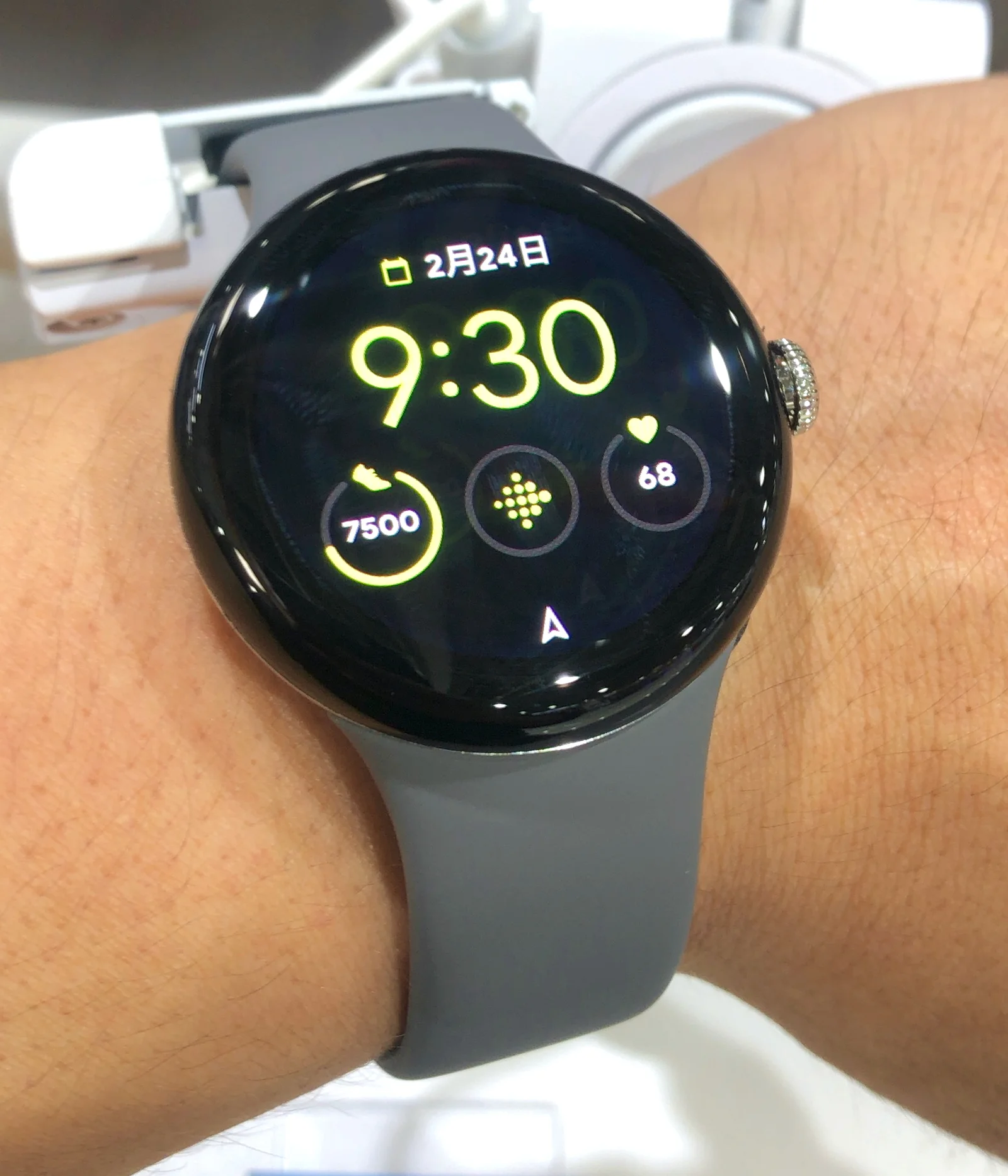 Montre connectée moderne portée au poignet pour contrôler les objets connectés