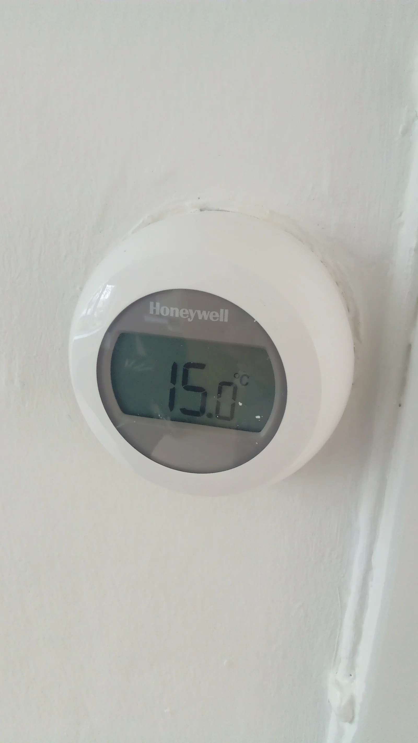 Thermostat mural connecté dans un logement modèle avec pilotage intelligent