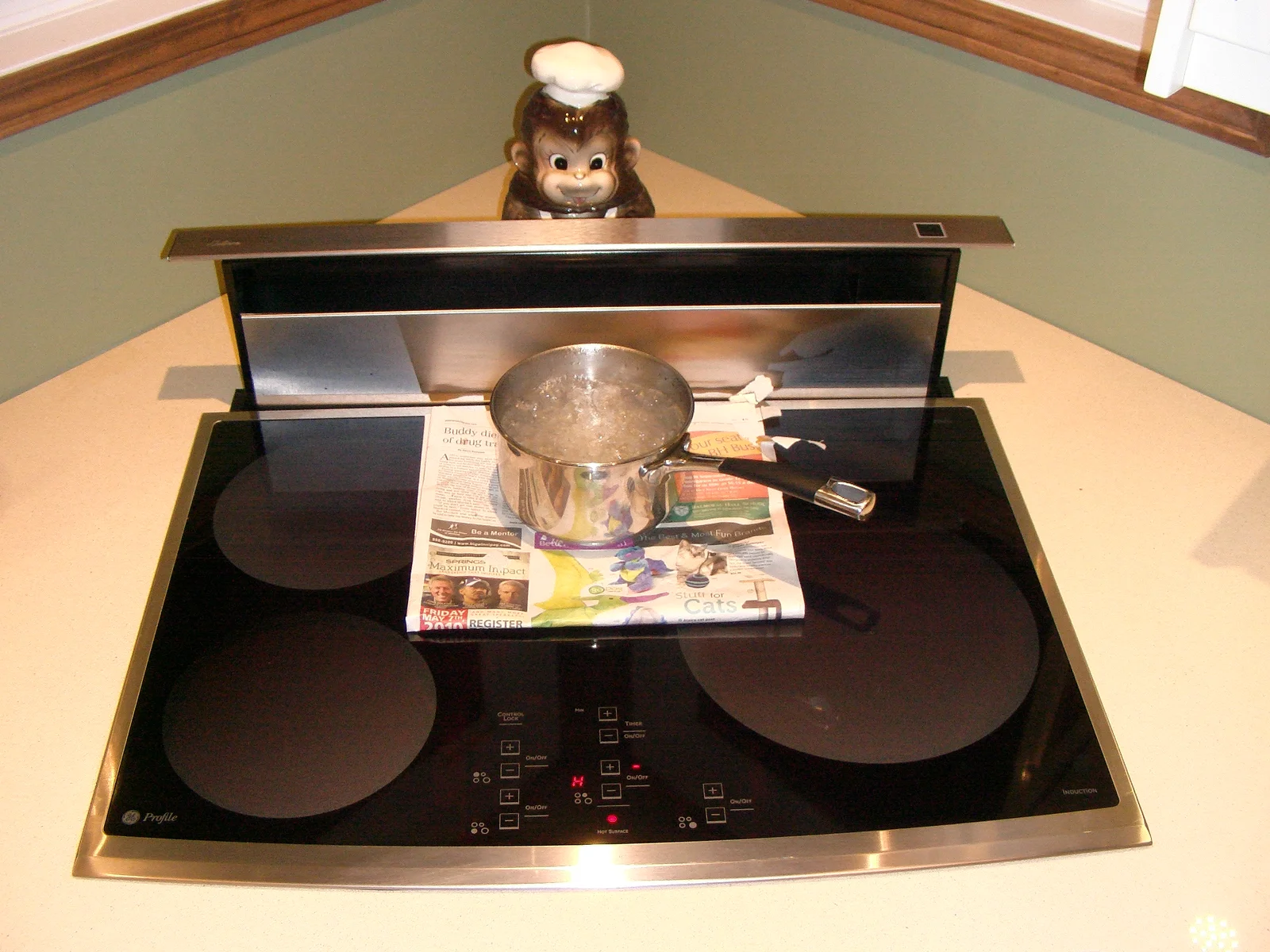 Plaque à induction connectée intégrée à un îlot de cuisine moderne