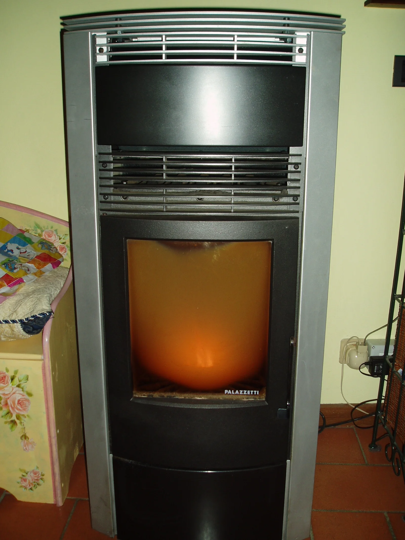 Poêle à granulés moderne installé dans un salon, avec réservoir intégré et régulation automatique