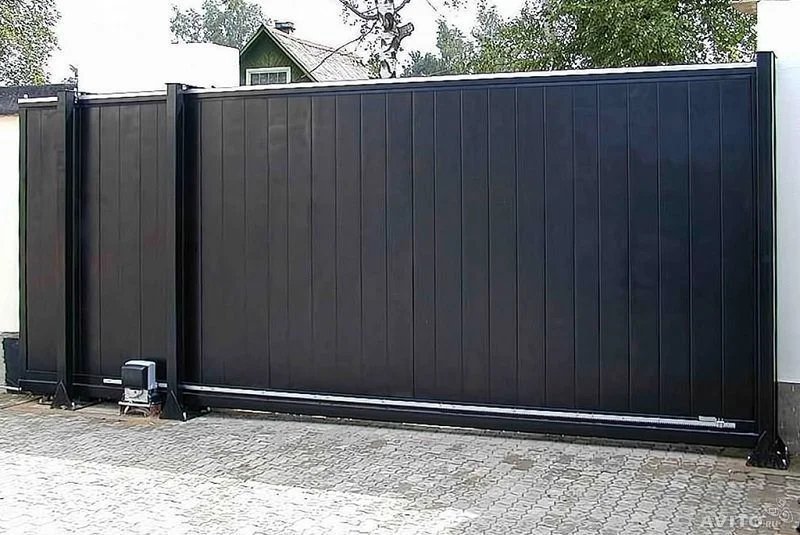 Portail automatique à l'entrée d'une propriété résidentielle — motorisation connectée