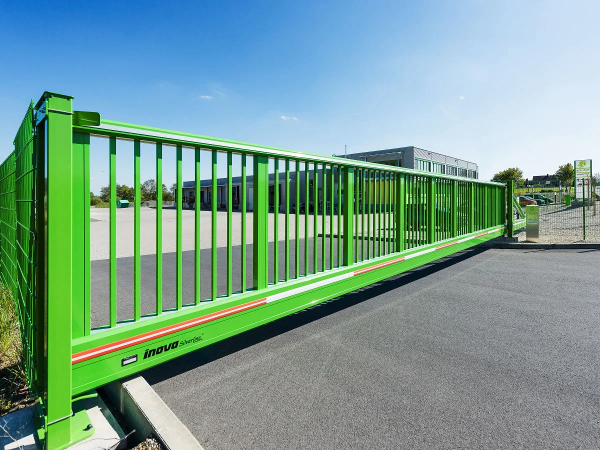 Portail coulissant autoportant — système de motorisation sans rail au sol