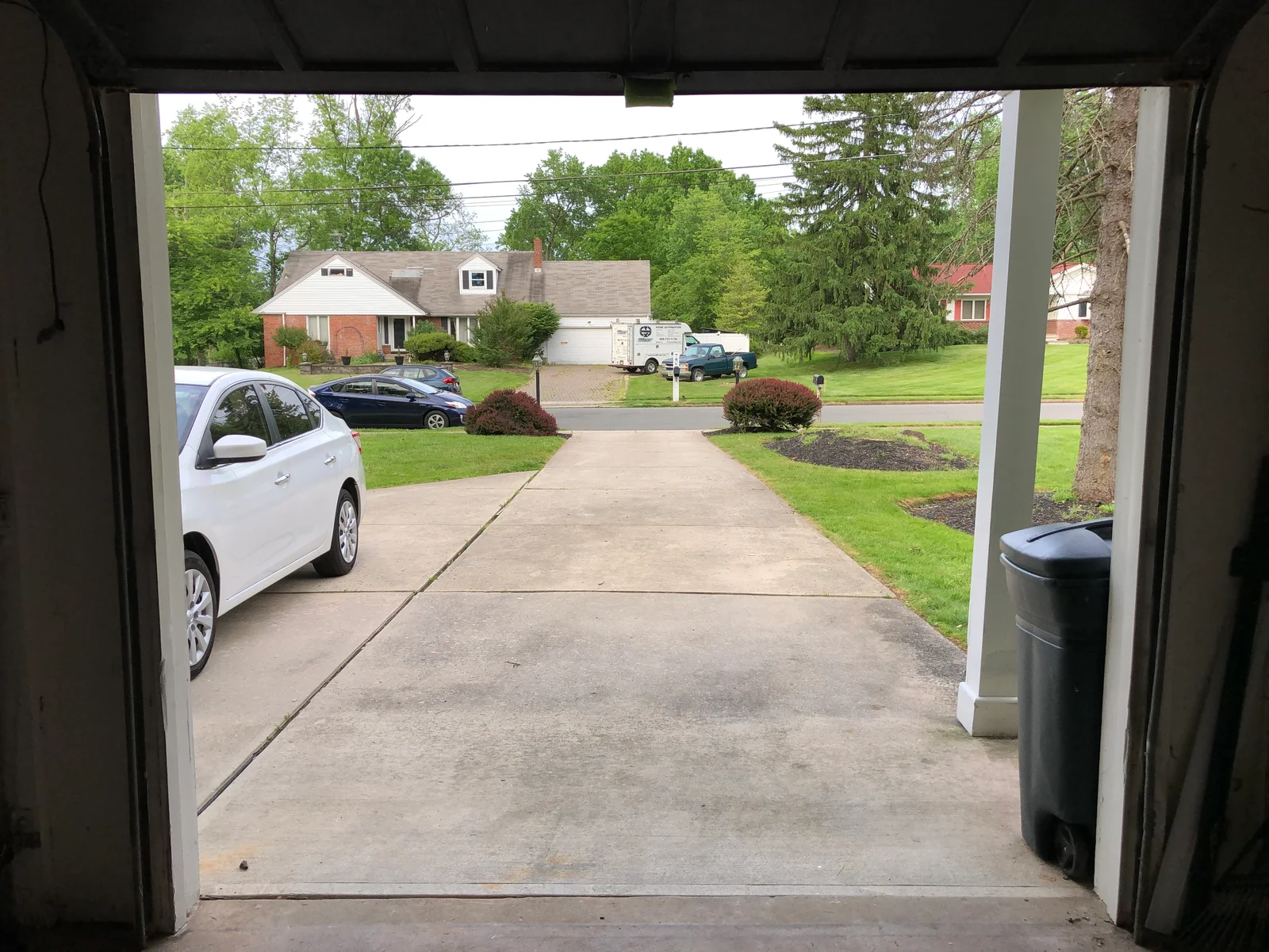 Vue extérieure d'une porte de garage résidentielle fermée en soirée