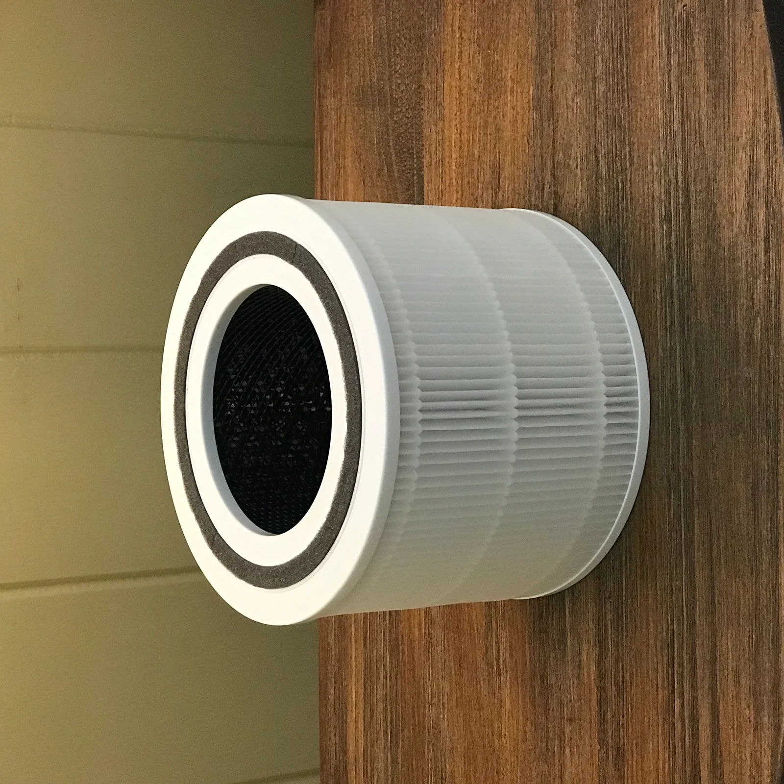 Filtre HEPA circulaire d'un purificateur d'air — coupe transversale montrant les couches de filtration