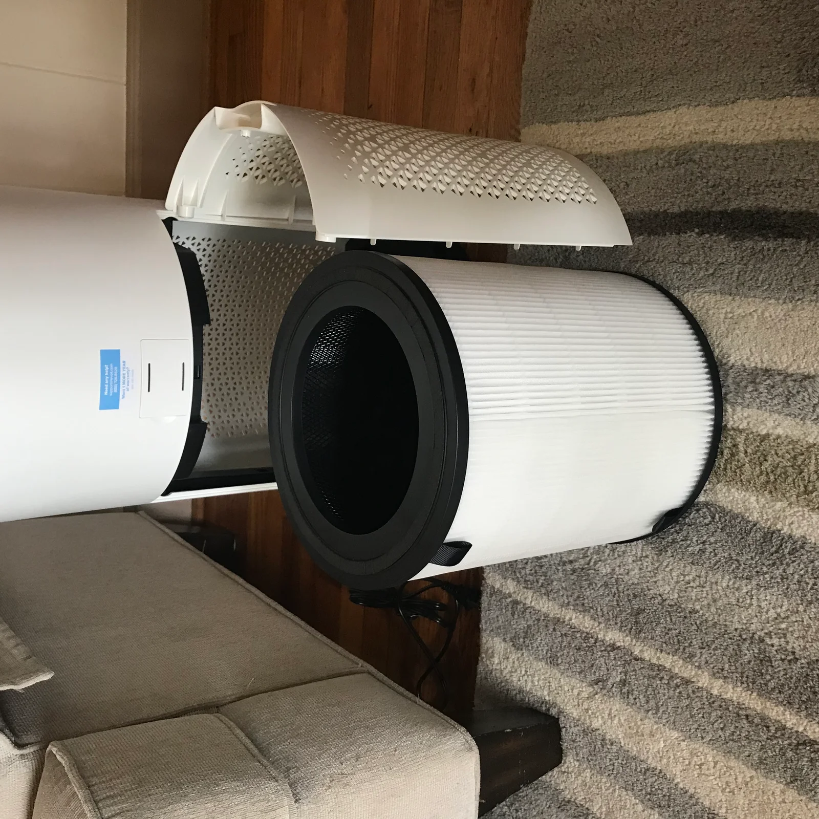 Purificateur d'air Levoit connecté en situation dans un intérieur moderne