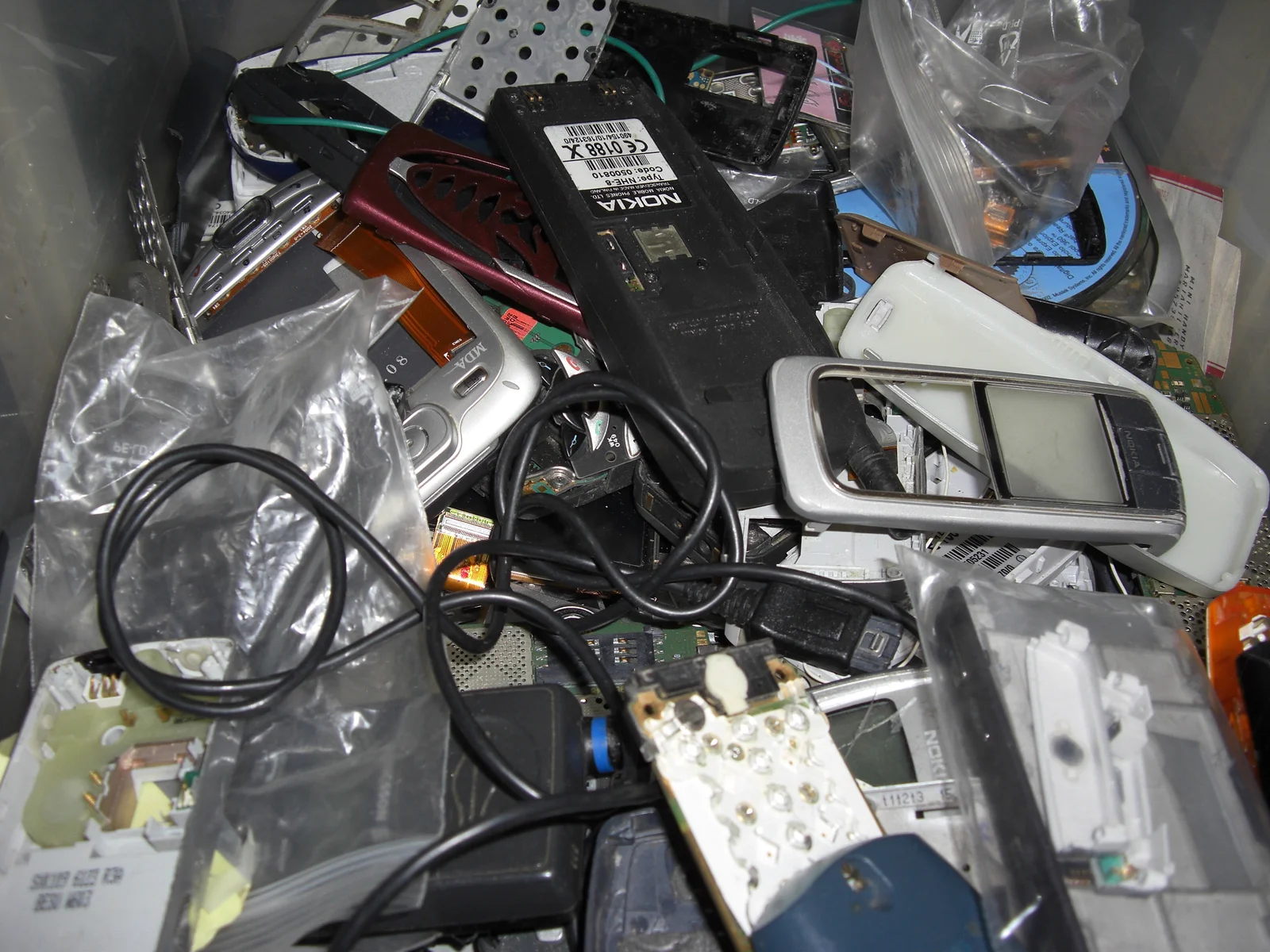 Pile d'objets connectés et téléphones obsolètes avant recyclage ou réemploi