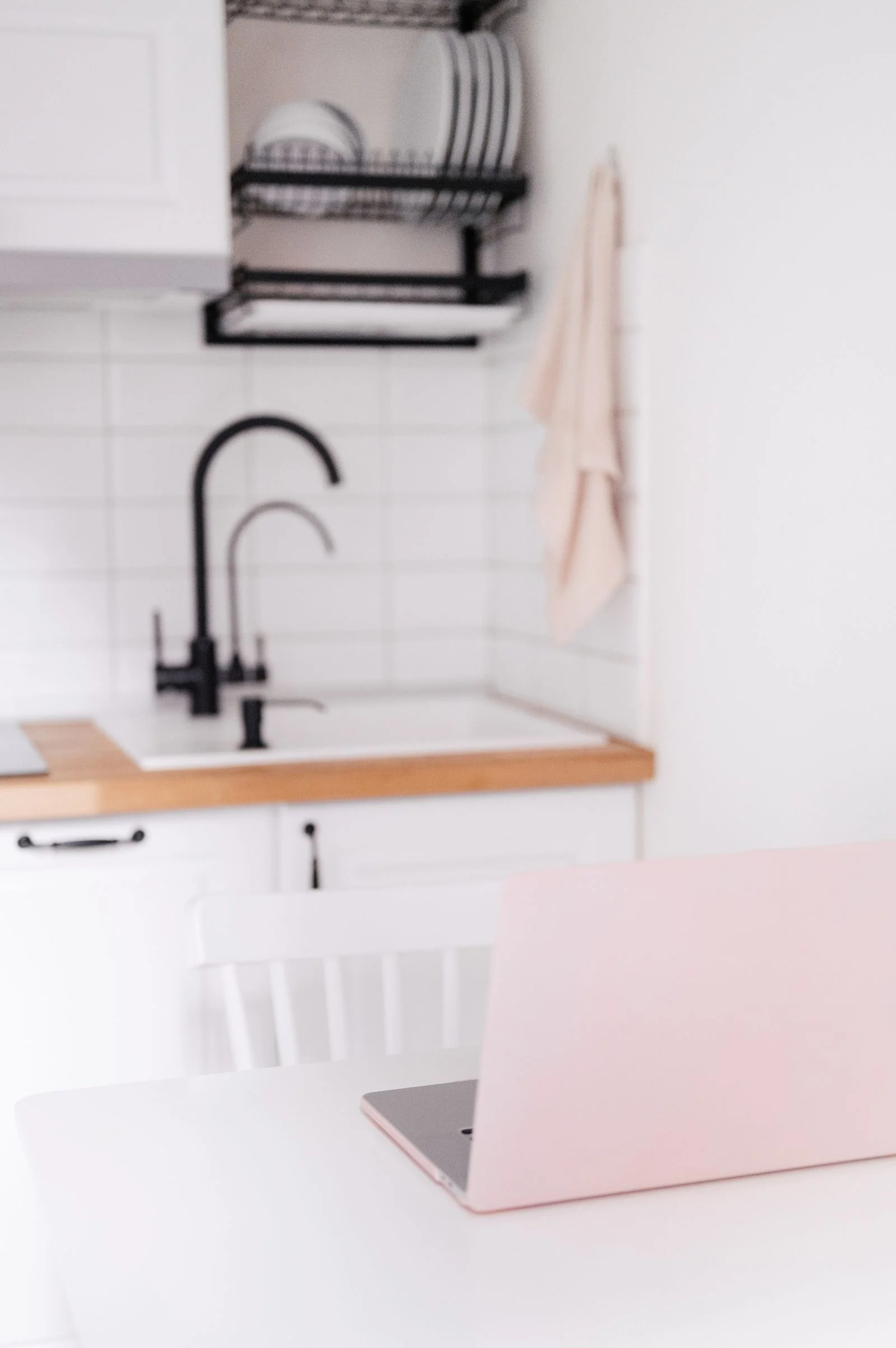 Réfrigérateur Whirlpool en acier inoxydable dans une cuisine moderne — style contemporain
