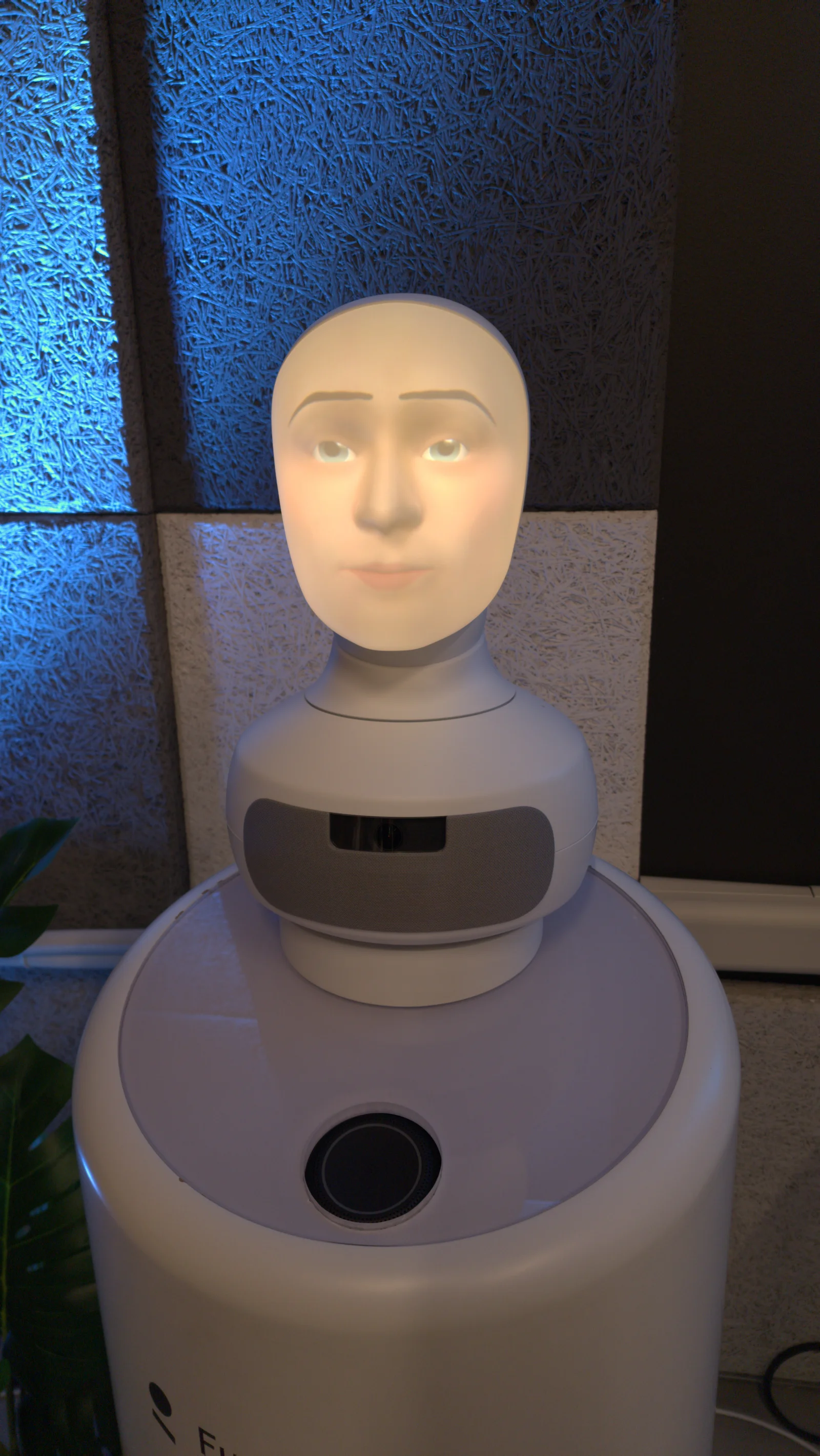 Robot social à tête conversationnelle Furhat illustrant les capacités d'interaction vocale avancée des robots compagnons récents