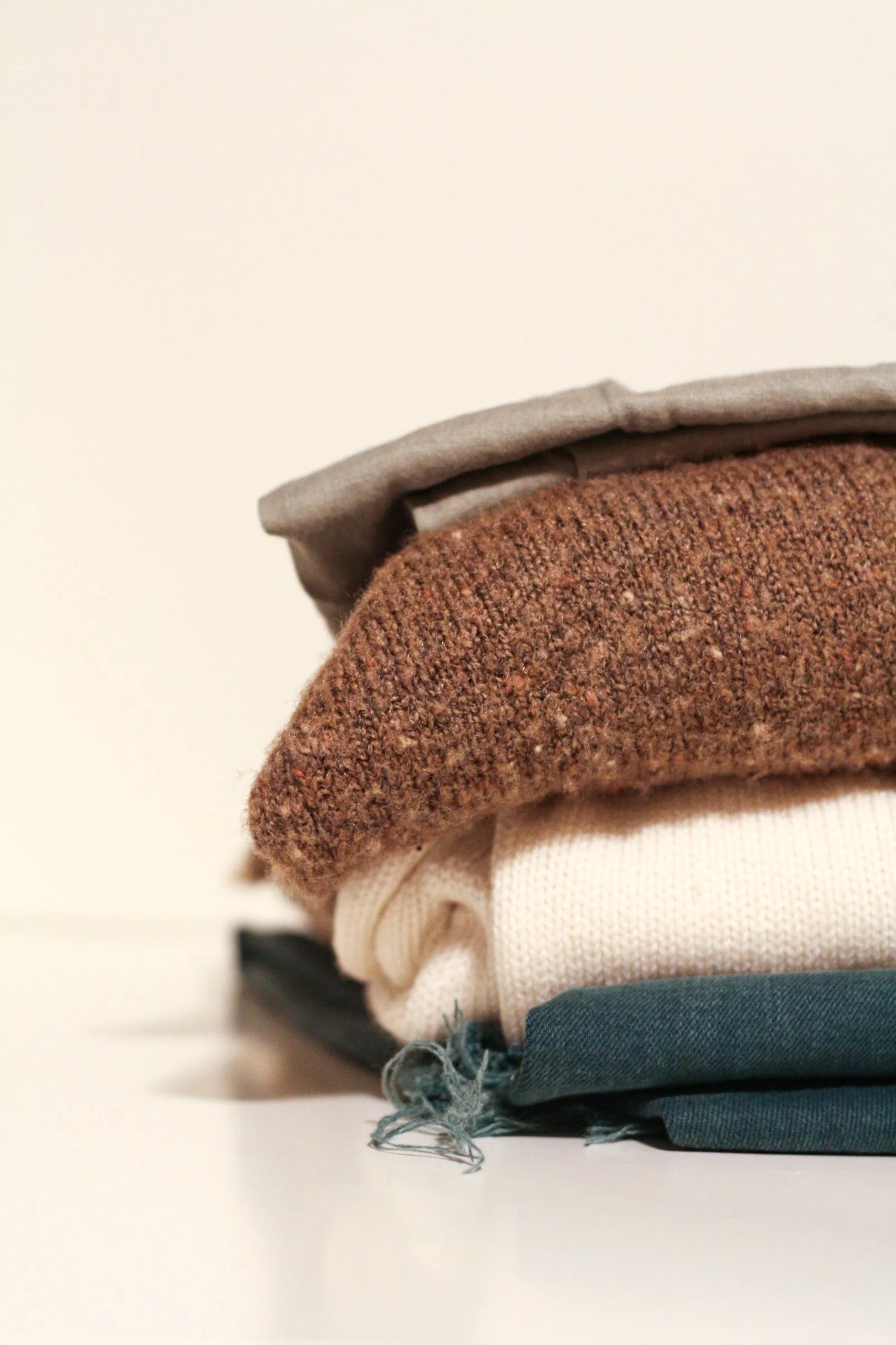 Pile de pulls en laine soigneusement pliés