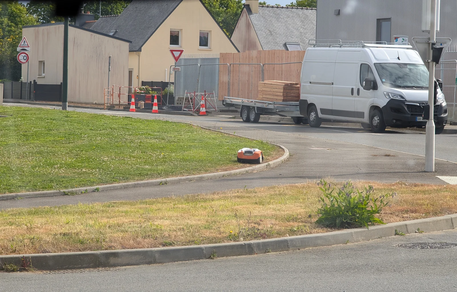 Robot tondeuse connecté sur un rond-point à Lannion, France — démonstration en conditions réelles