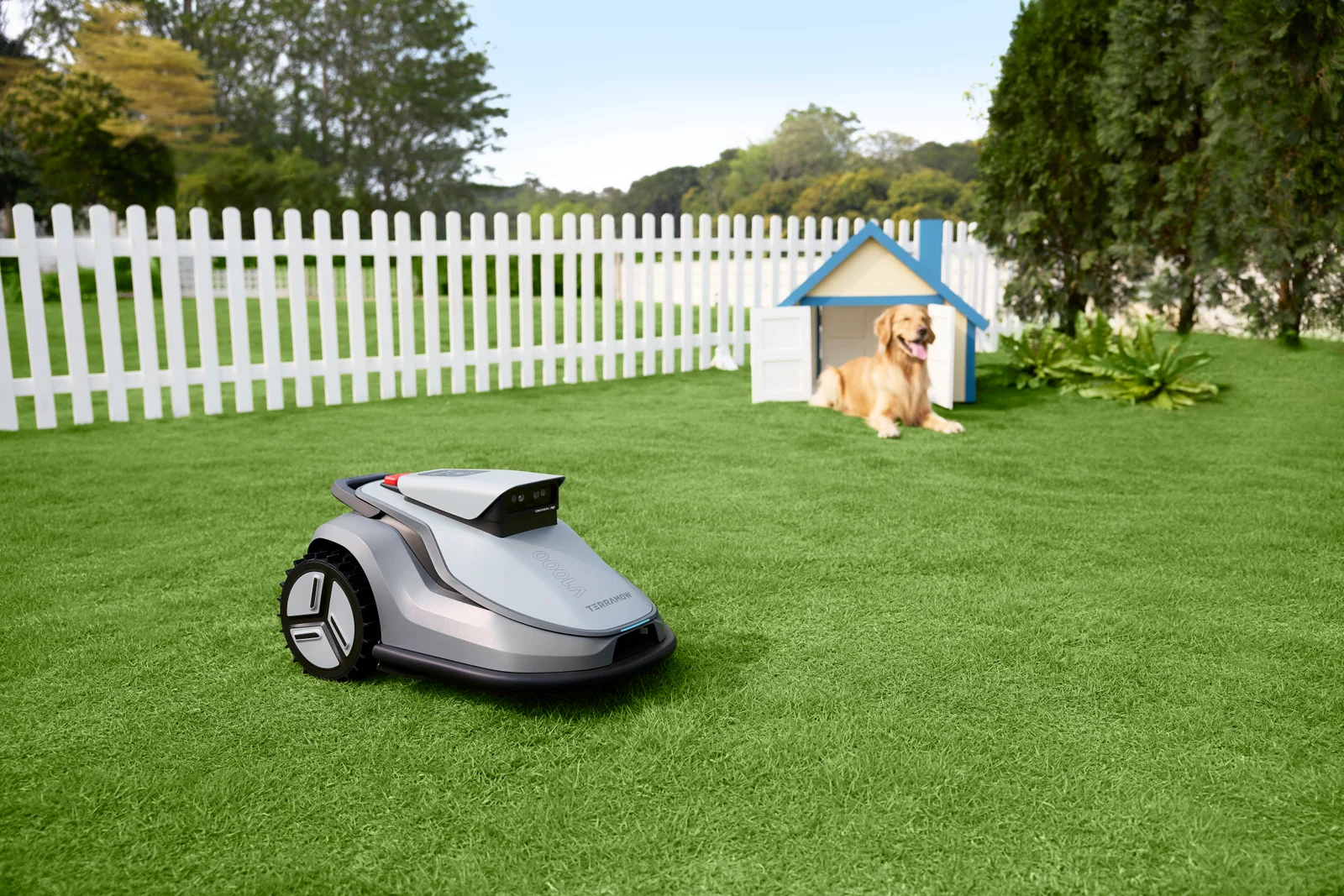 Robot tondeuse TerraMow Pure Vision V1000 dans un jardin, en famille avec un chien, en soirée