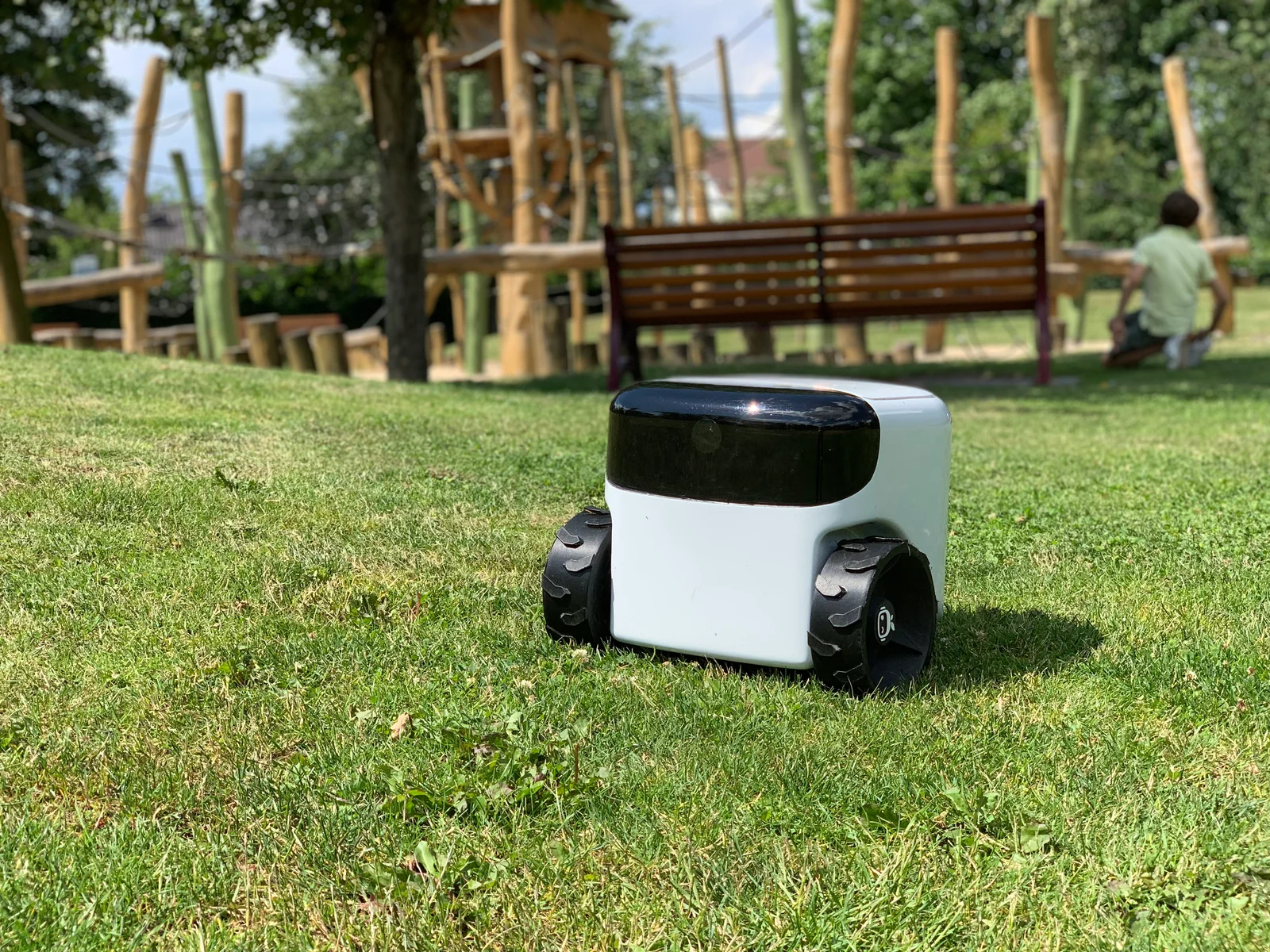 Robot tondeuse Toadi autonome dans un jardin — détection d'obstacles par caméra sans fil de périmètre