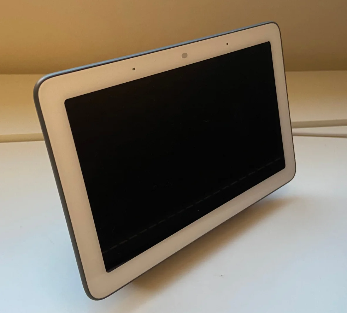 Écran connecté Google Nest Hub affichant des informations sur un plan de travail de cuisine