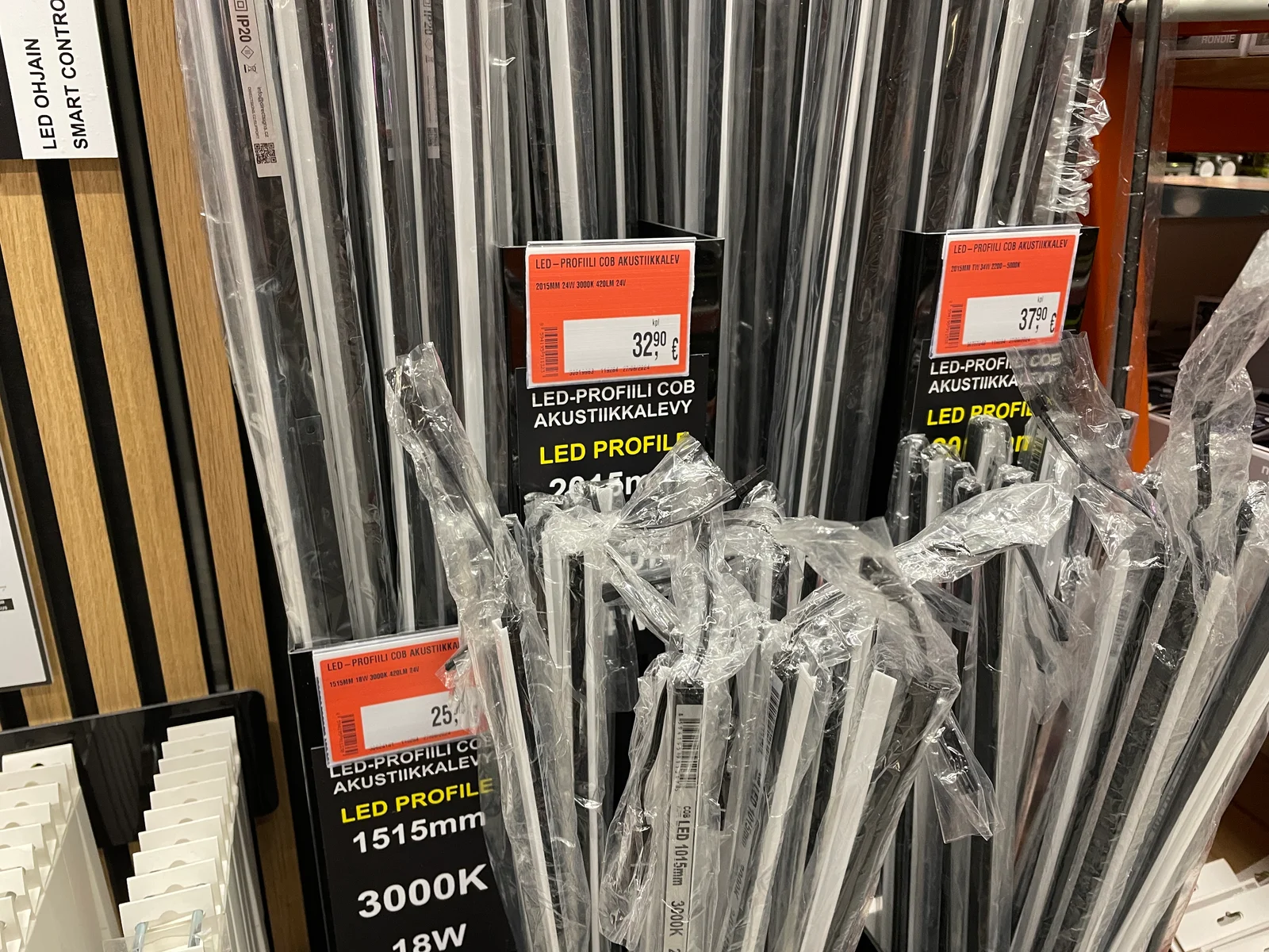 Profilés d'aluminium pour ruban LED présentés en magasin de bricolage, adaptés à différentes configurations d'installation