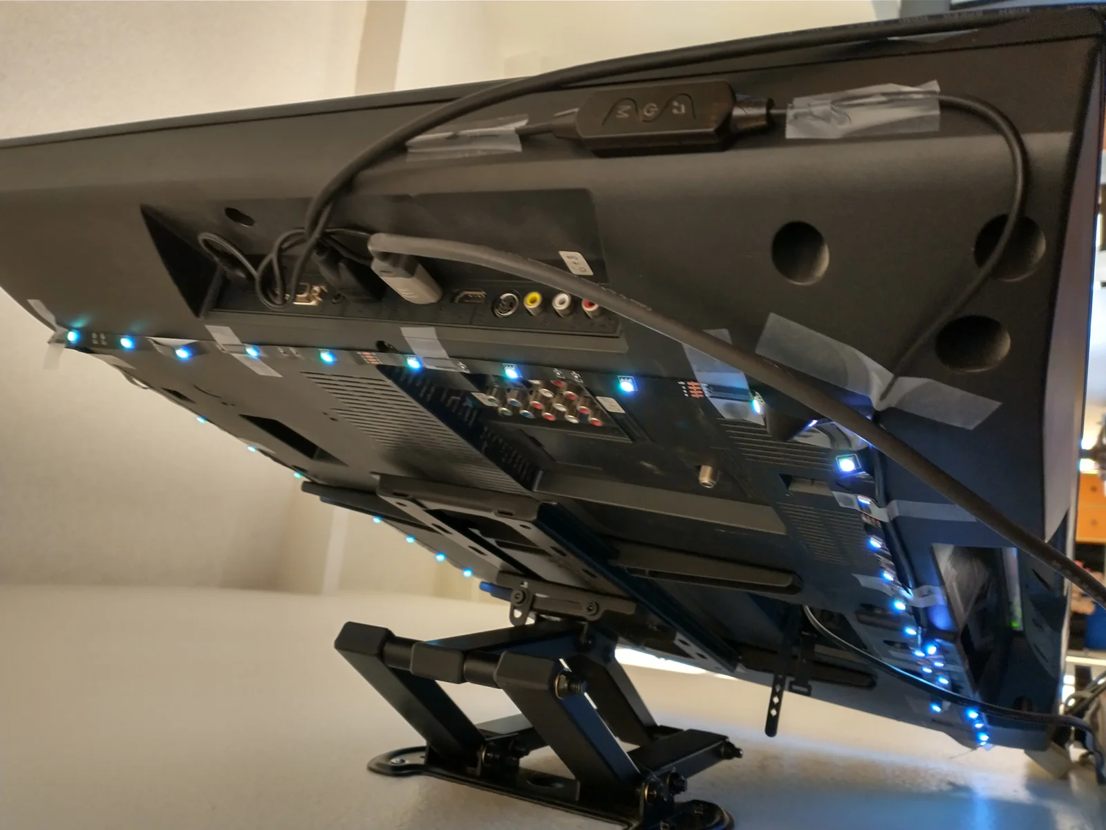 Ruban LED connecté installé en rétroéclairage derrière un téléviseur pour un effet d'ambiance immersif