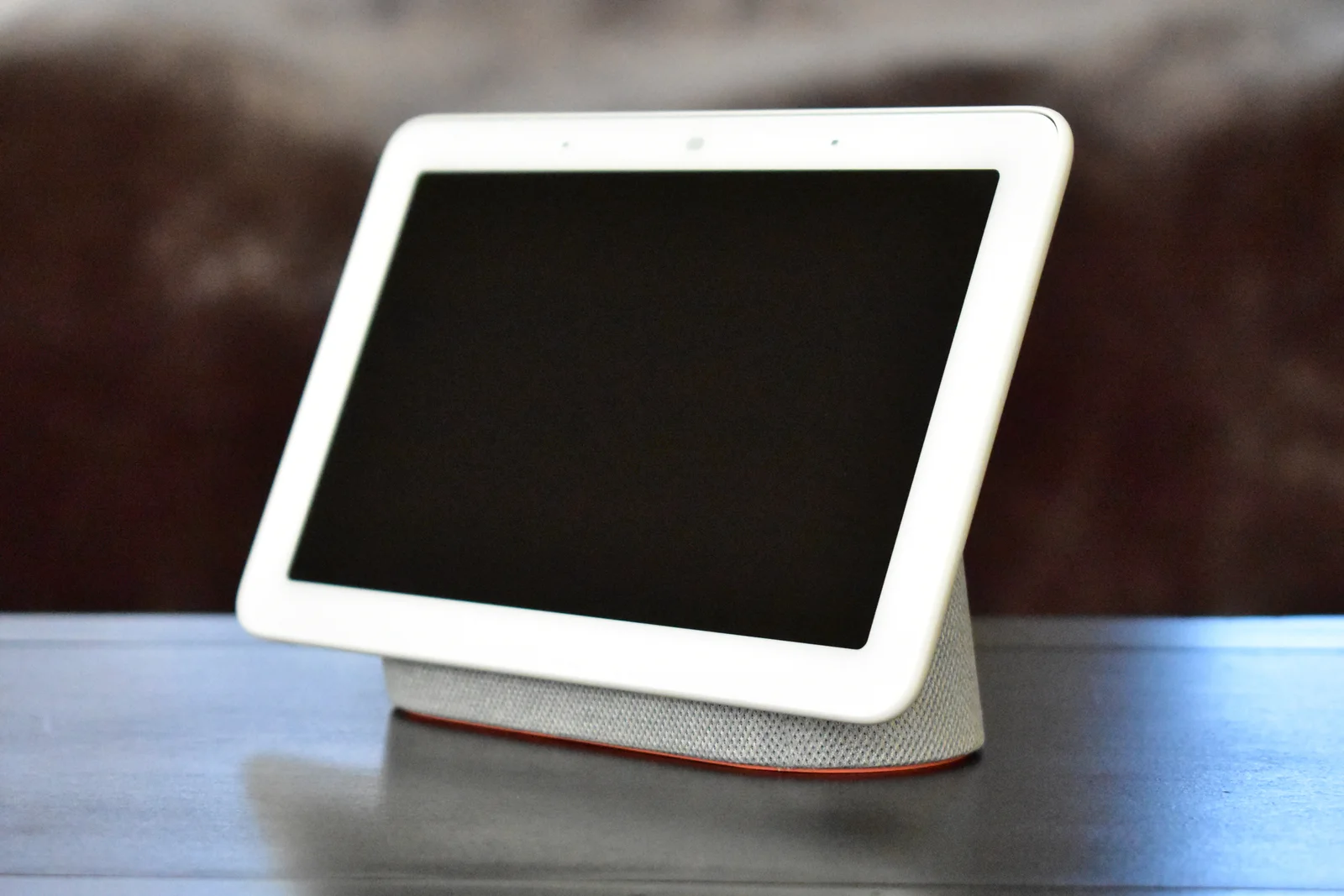 Enceinte connectée avec écran posée sur un plan de travail pour piloter les routines vocales