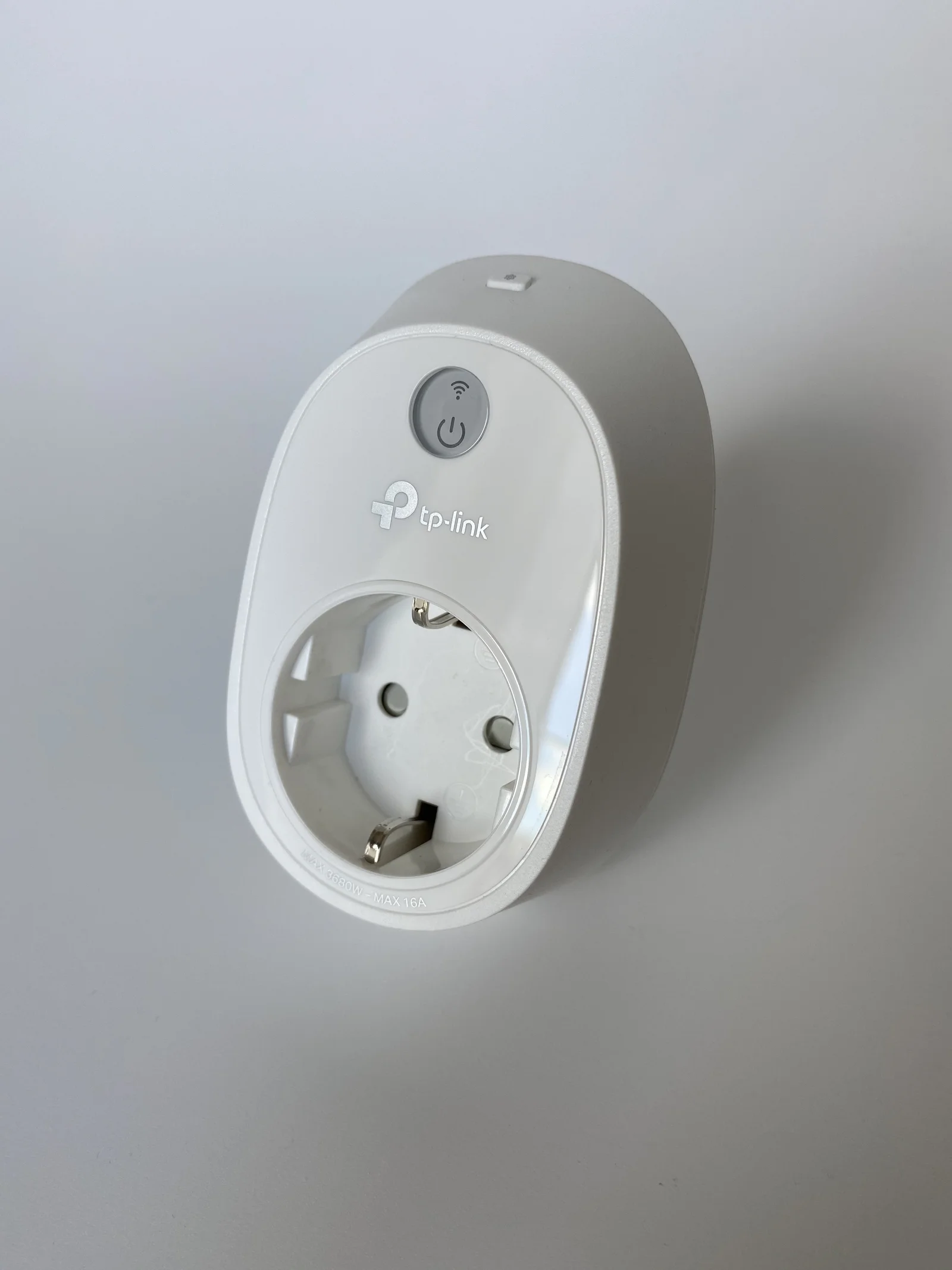 Prise connectée Wi-Fi branchée sur une multiprise pour automatiser les appareils électriques
