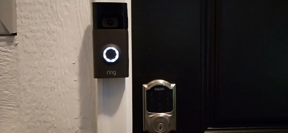 Ring Video Doorbell et serrure connectée Schlage sur une porte d'entrée