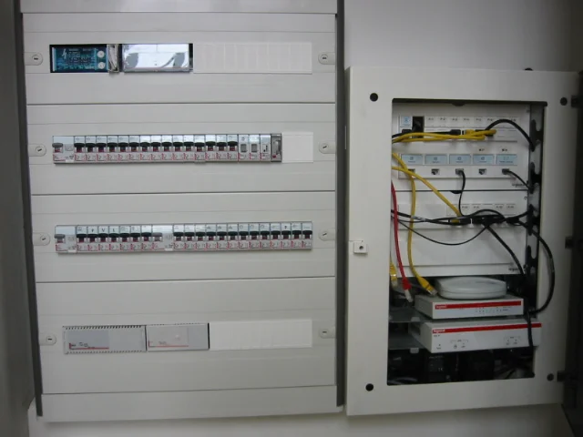 Tableau électrique domotique avec modules de contrôle installés pour la gestion énergétique