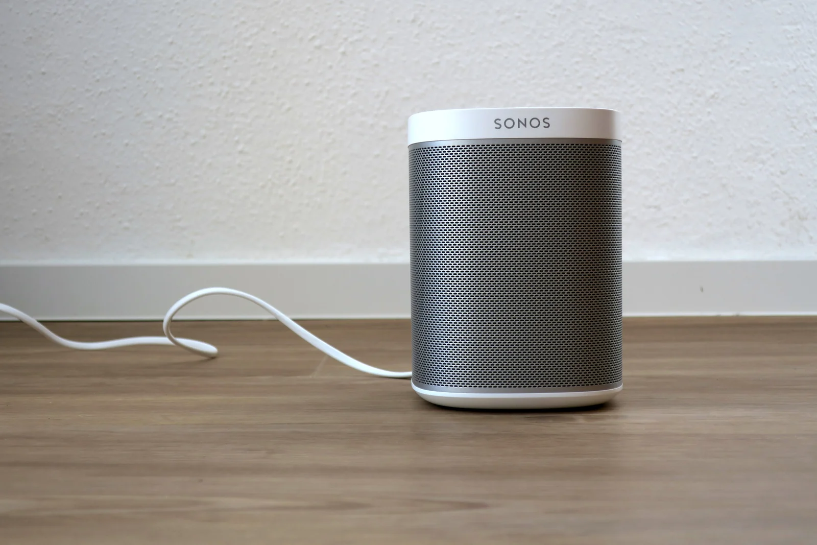 Enceinte Sonos PLAY:1 compacte posée dans un intérieur pour une installation multiroom