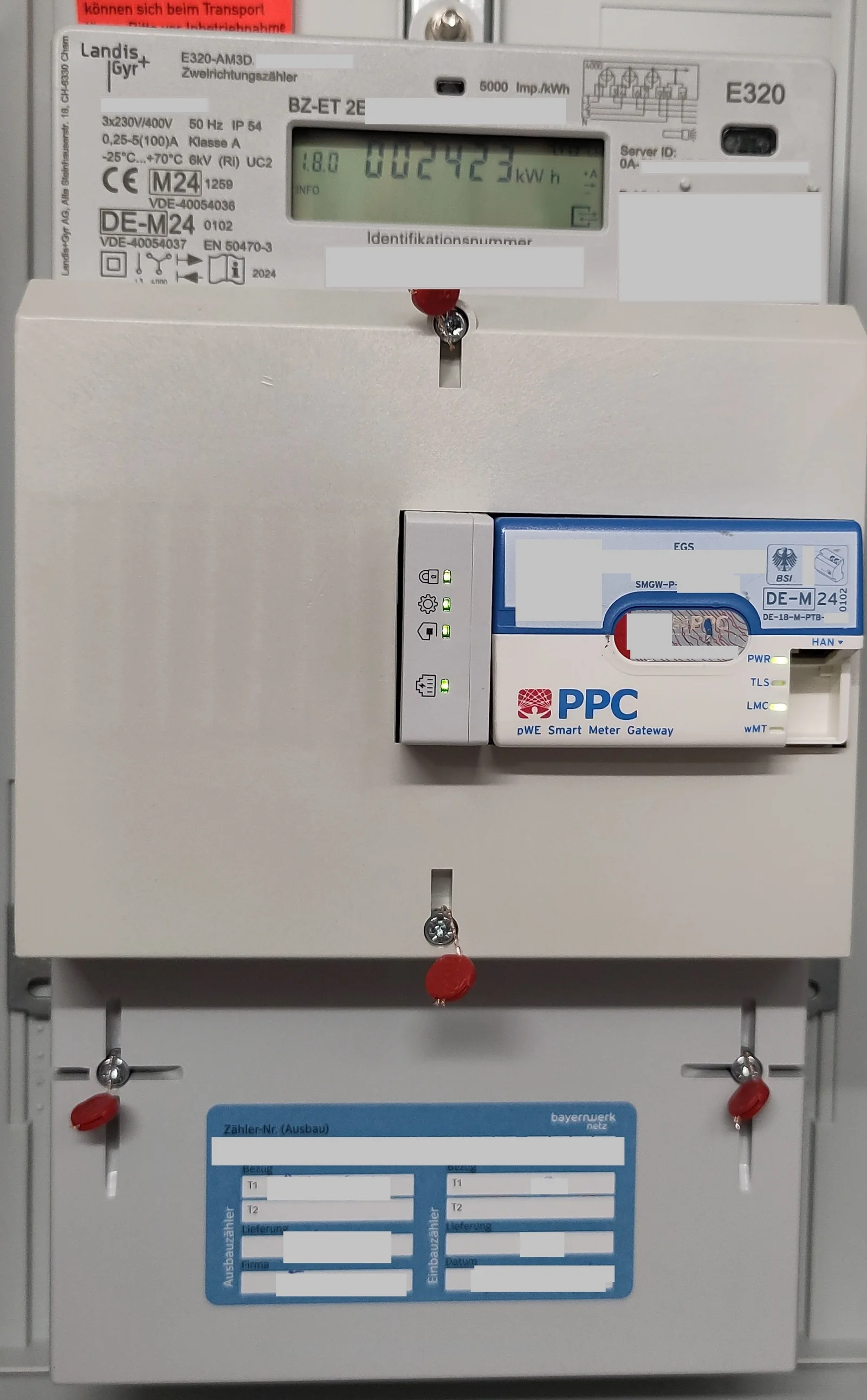 Panneau de contrôle affichant la consommation électrique domestique en temps réel