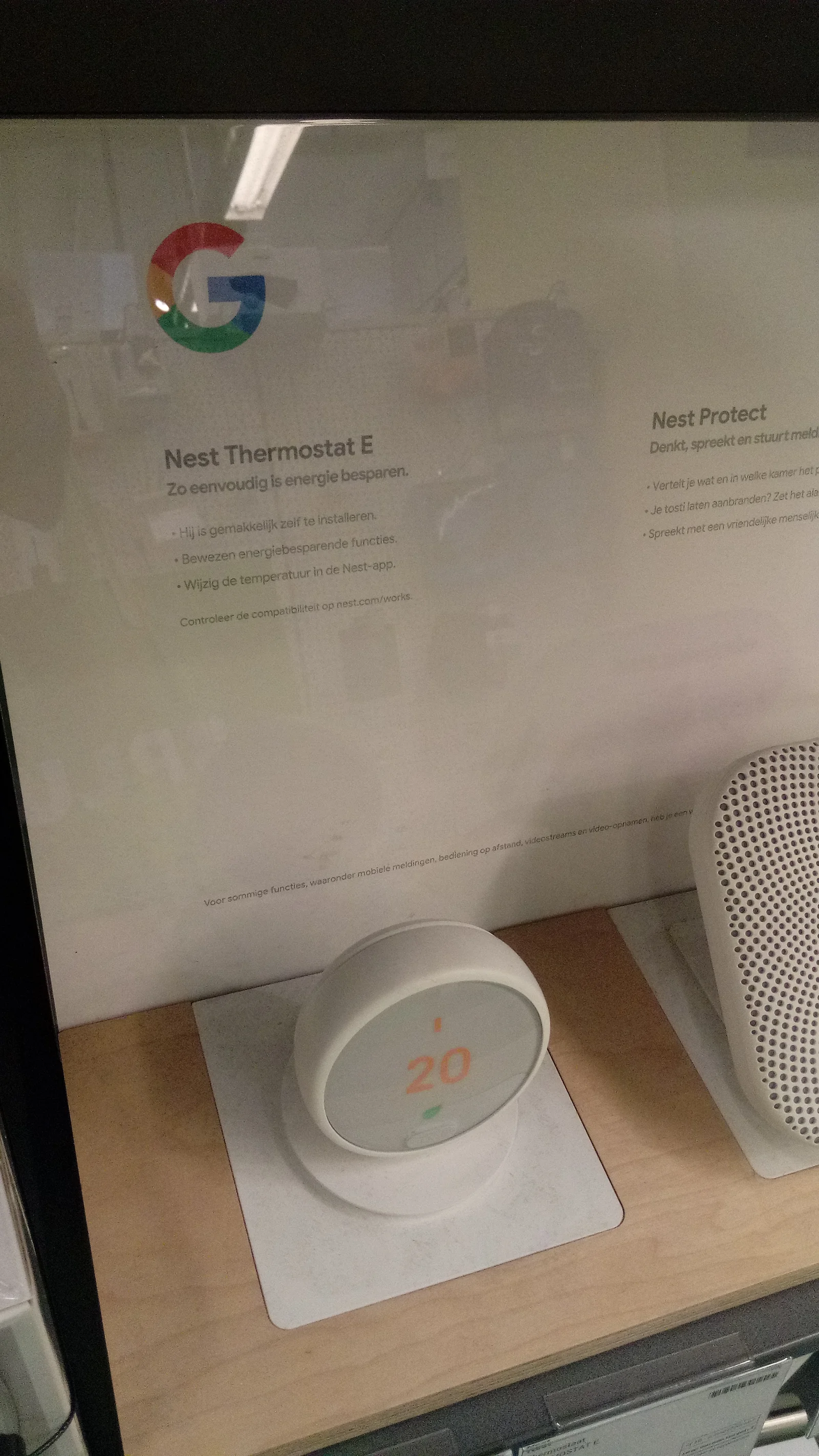 Thermostat connecté Nest installé sur un mur d'entrée dans un appartement