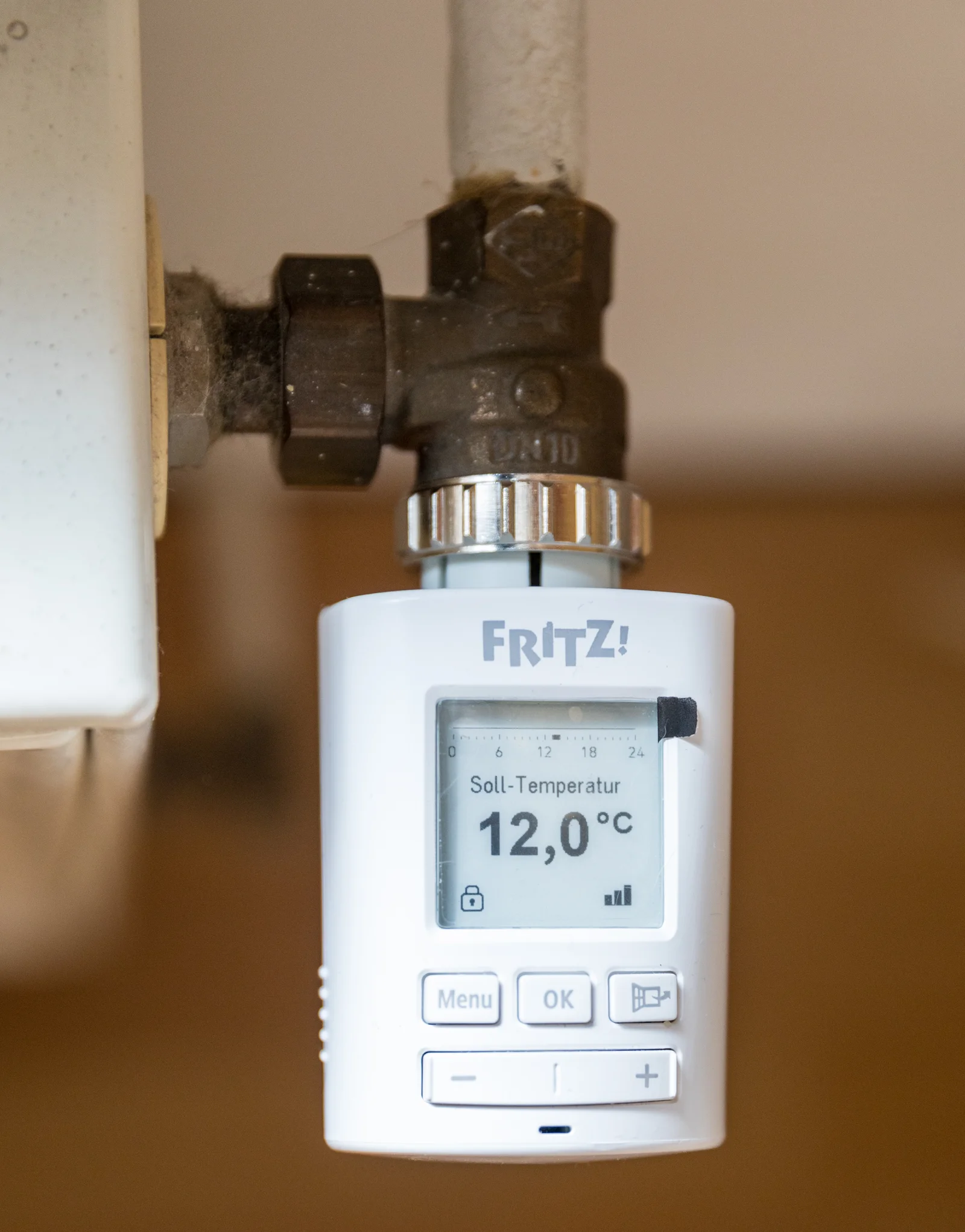 Vanne de radiateur connectée AVM FRITZ!DECT installée sur un radiateur pour un pilotage multi-zones