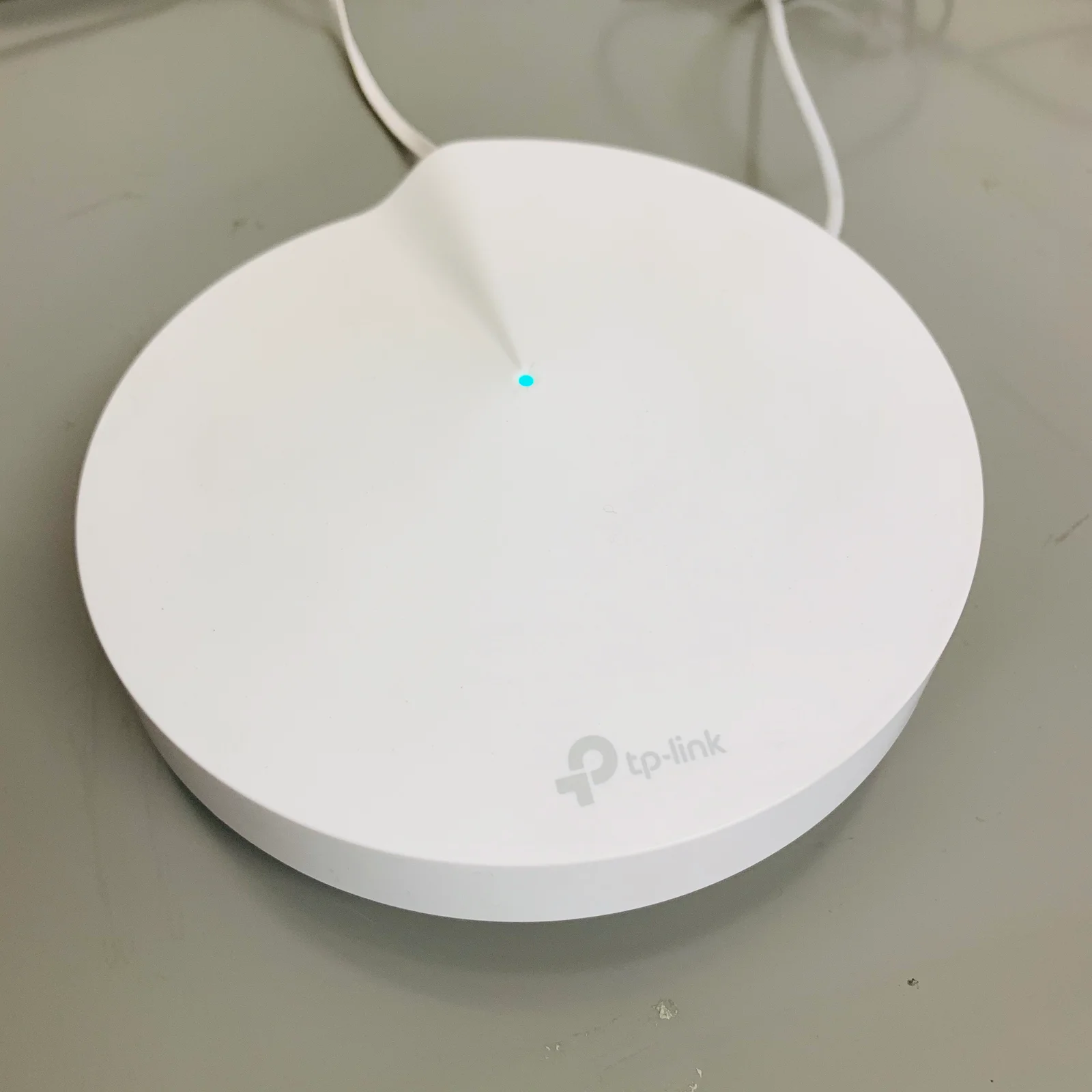 Système mesh WiFi avec plusieurs boîtiers blancs posés côte à côte, illustrant un réseau maillé domestique