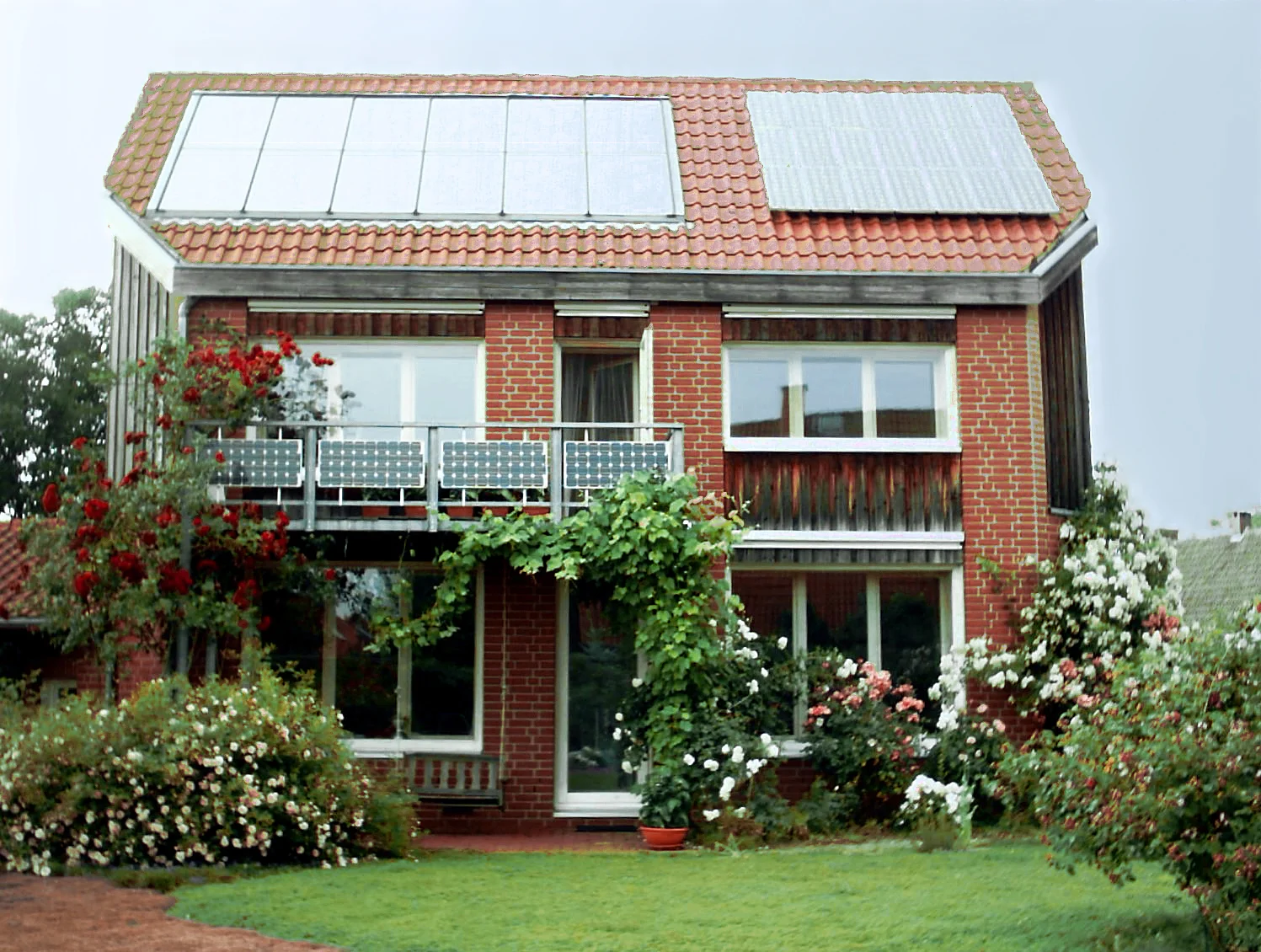 Maison équipée de panneaux solaires pouvant se combiner avec une batterie de véhicule électrique