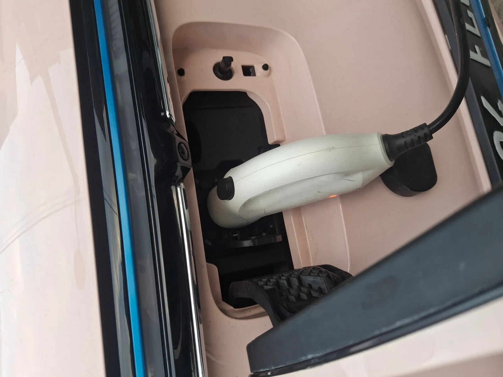 Véhicule électrique en recharge près d'une maison résidentielle