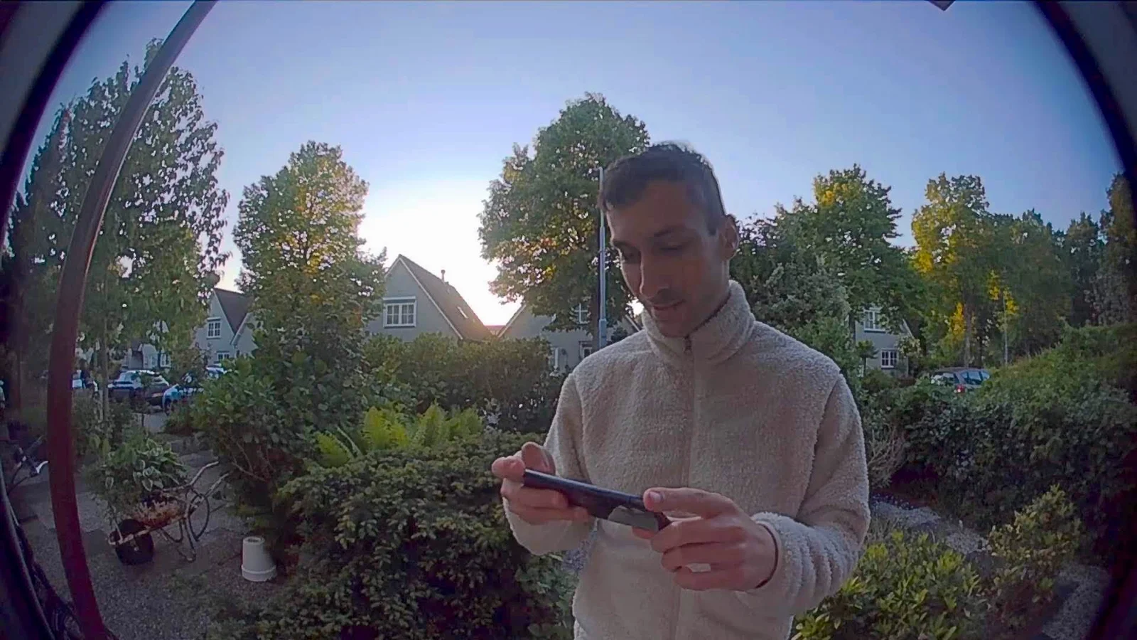 Sonnette vidéo connectée capturant une séquence en haute qualité pour la levée de doute