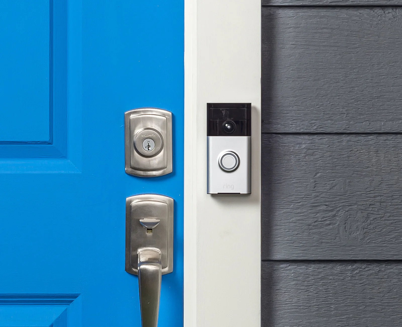 Notification d'appel visiophone reçue sur smartphone — sécurité connectée entrée maison