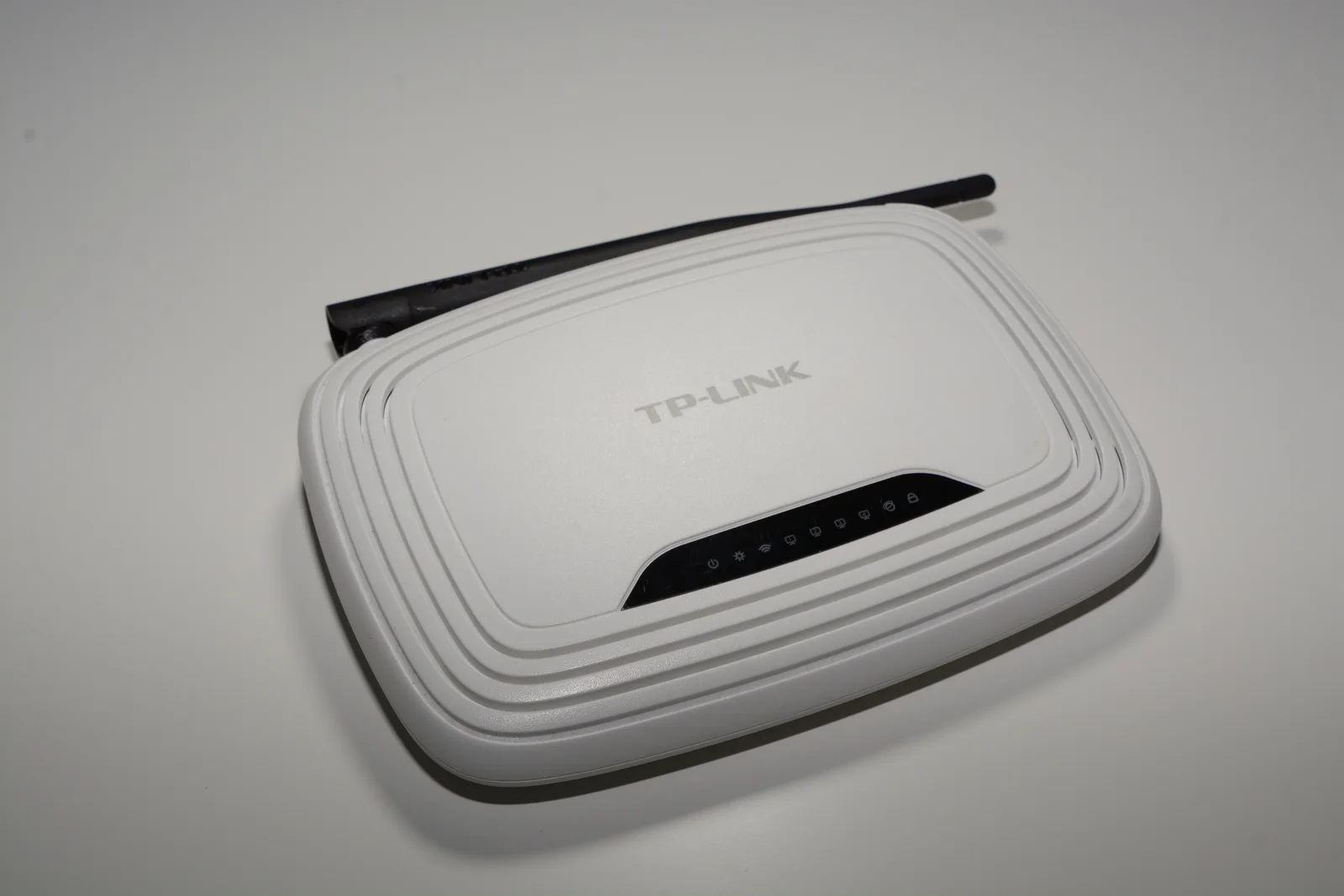 Routeur WiFi domestique utilisé pour comparer les options de pare-feu et VPN pour la maison connectée