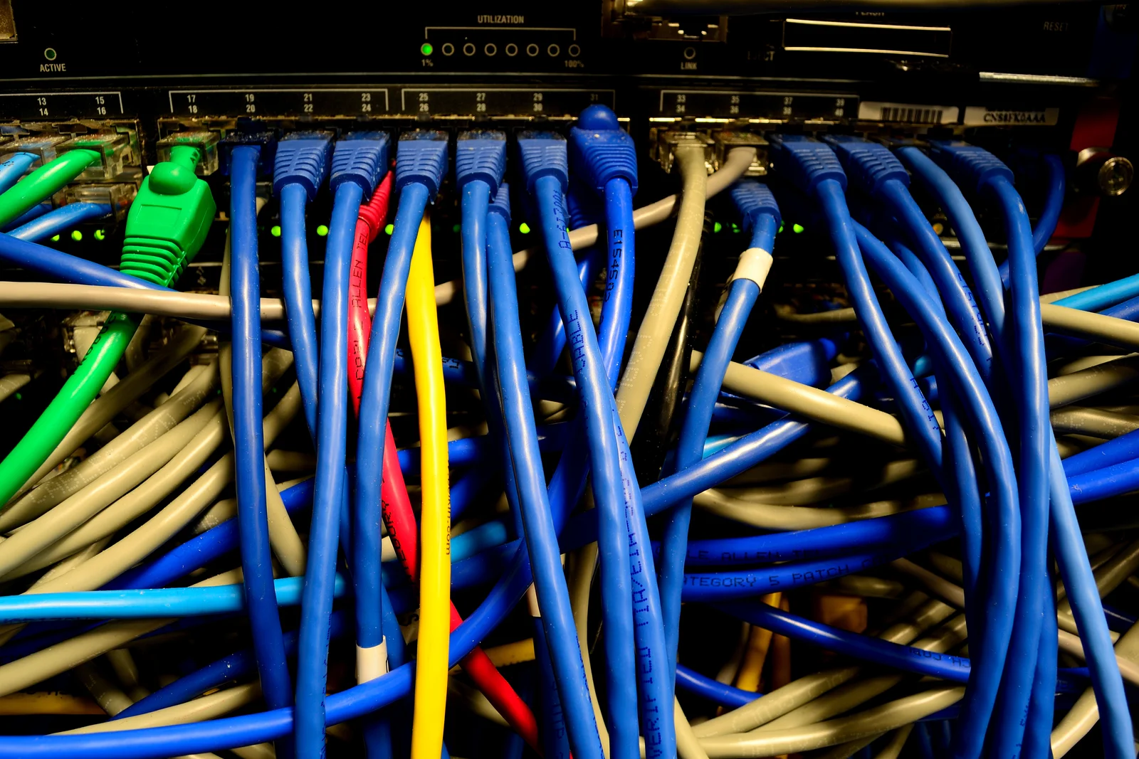 Switch réseau et câbles ethernet illustrant l'infrastructure derrière la sécurisation d'une maison connectée