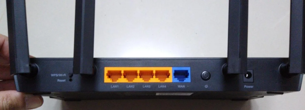 Ports et connectique à l'arrière d'un routeur Wi-Fi domestique moderne
