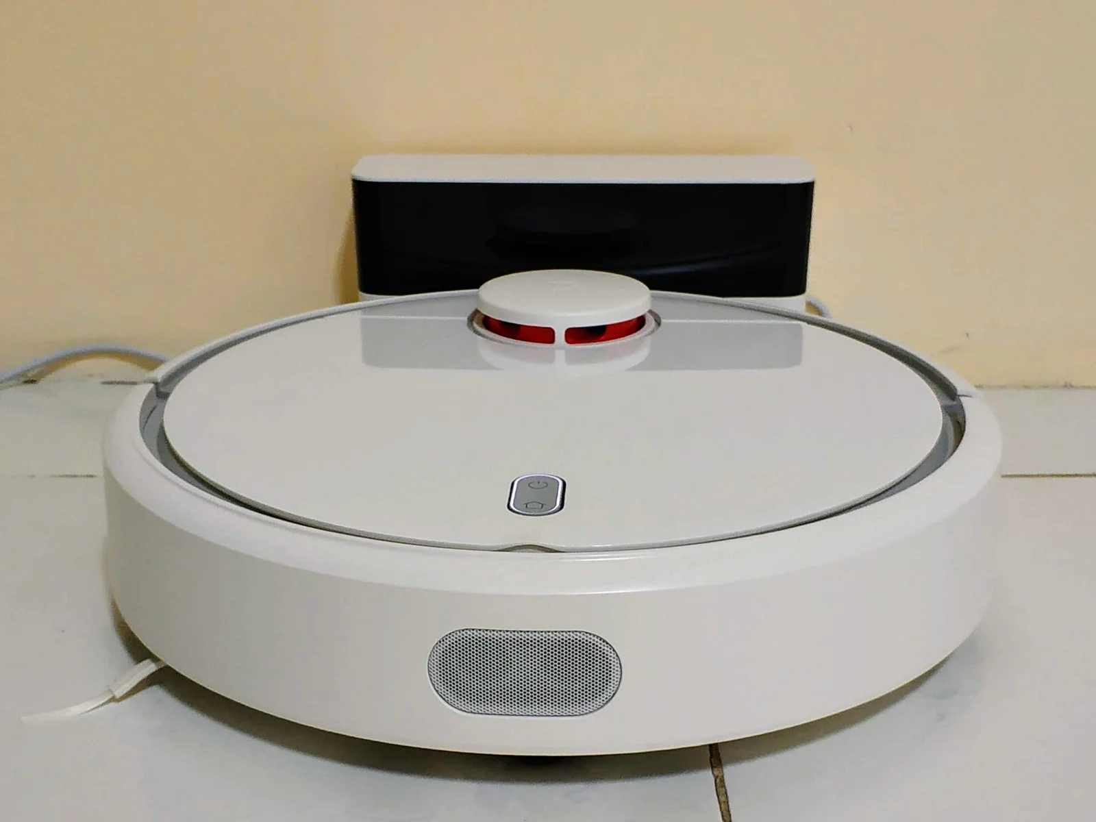 Robot aspirateur connecté Xiaomi / Dreame sur carrelage de cuisine moderne
