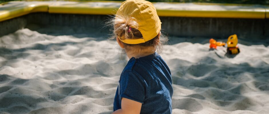 fille dans le bac a sable